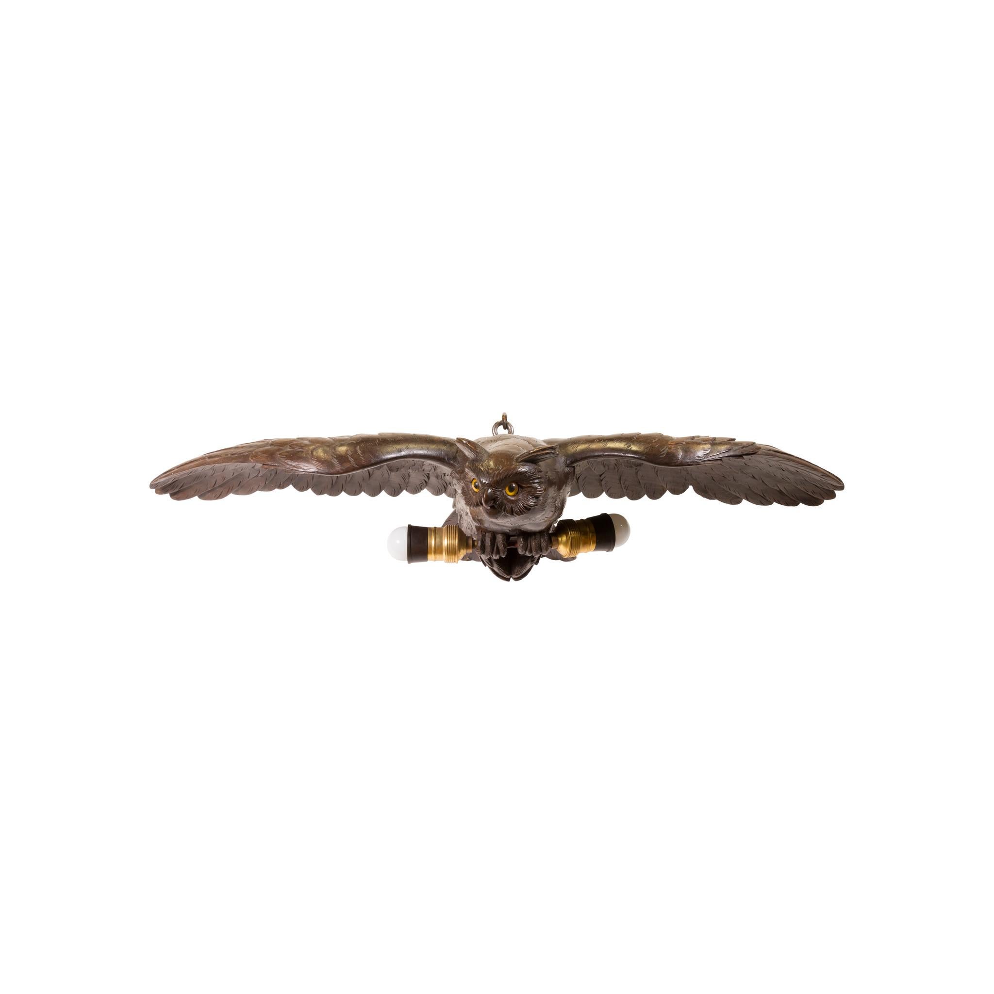 Chandelier suspendu en forme de hibou sculpté dans la forêt noire avec envergure des ailes Bon état - En vente à Coeur d'Alene, ID