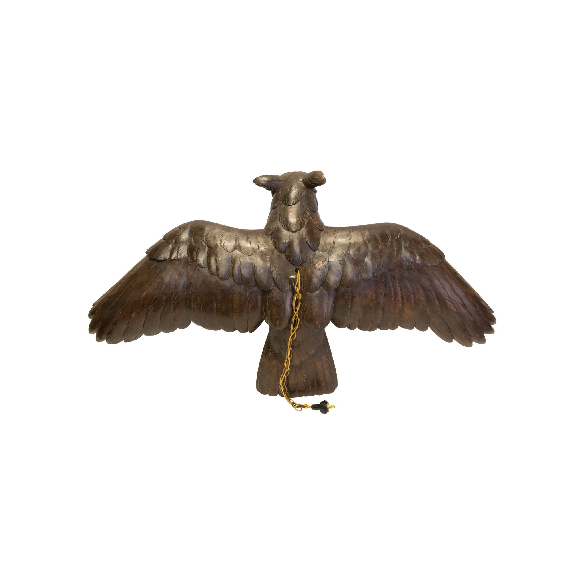Suisse Chandelier suspendu en forme de hibou sculpté dans la forêt noire avec envergure des ailes en vente