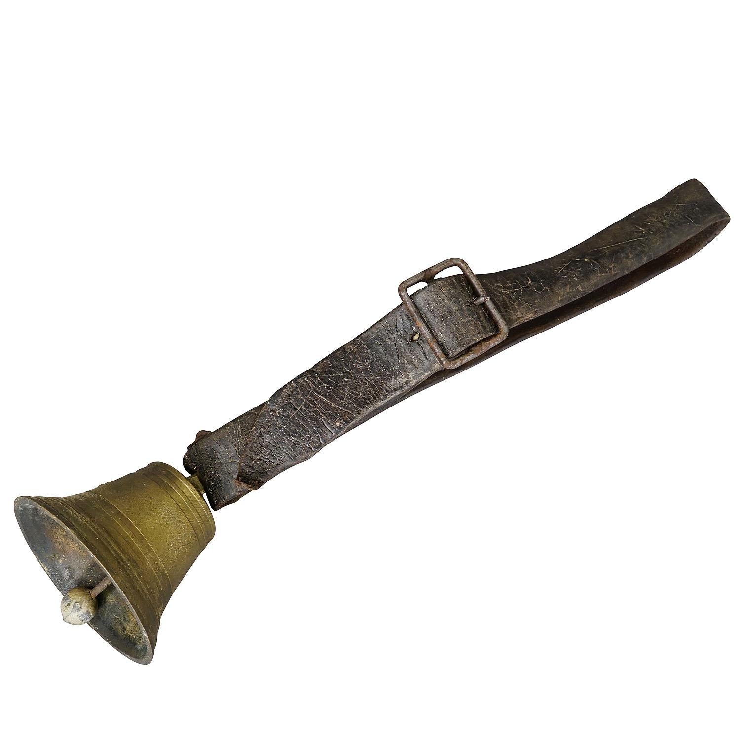 Campana per bestiame in bronzo fuso svizzero del 1900 ca.
Articolo e7311
Un'antica campana per bestiame in bronzo fuso, realizzata in Svizzera intorno al 1900. La campana viene fornita con il suo cinturino originale in pelle marrone con fibbia.