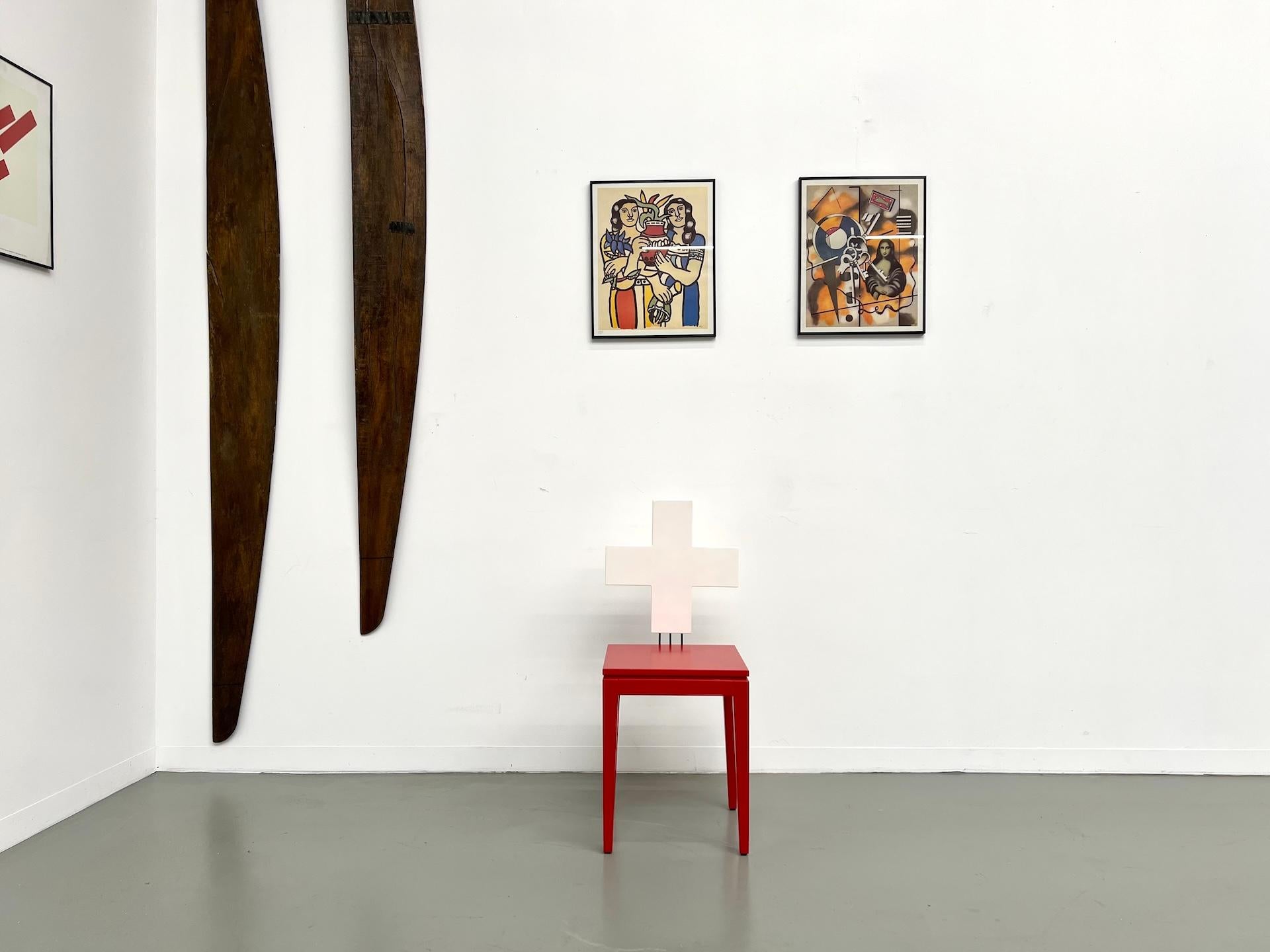 MAISON LECAN präsentiert diesen ikonischen Stuhl, der von Reto Kaufmann entworfen und 1991 von Horgen-Glarus in der Schweiz hergestellt wurde. Er zeichnet sich durch ein poppiges und referenzielles Design aus: ein leuchtend rot lackiertes