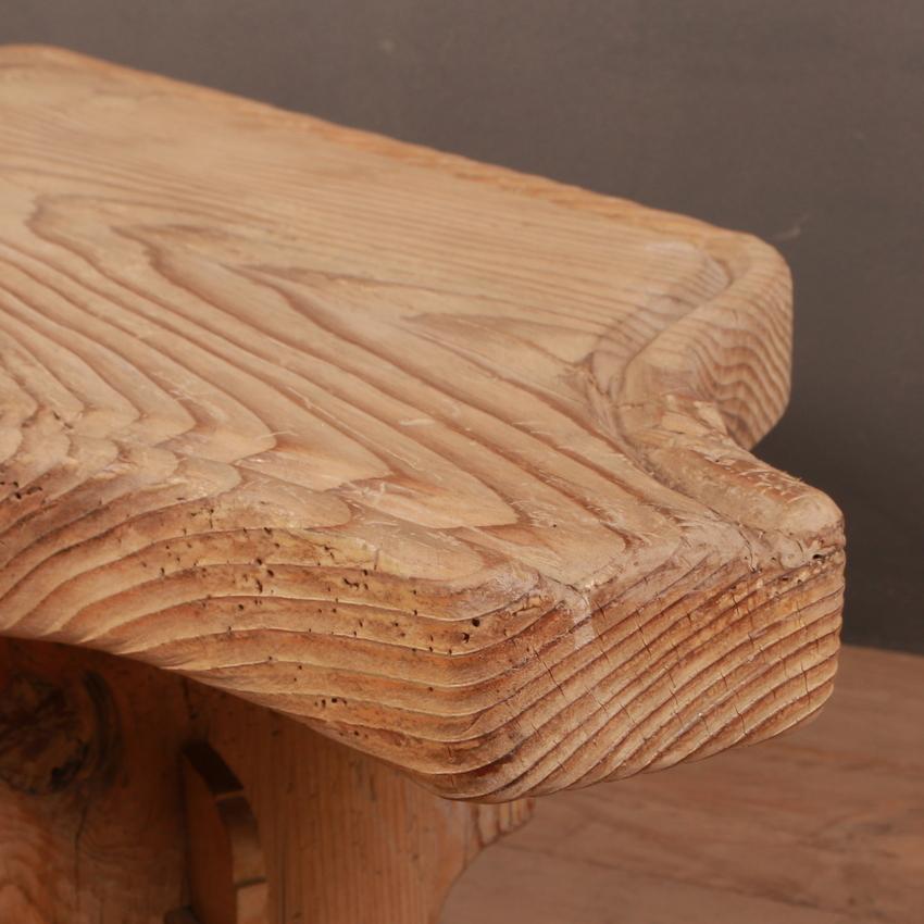 table basse de fromagers suisses du 19ème siècle. Jolie finition en pin frotté, 1820.

Dimensions
48 pouces (122 cms) de large
18.5 pouces (47 cms) de profondeur
hauteur de 48 cm.

 