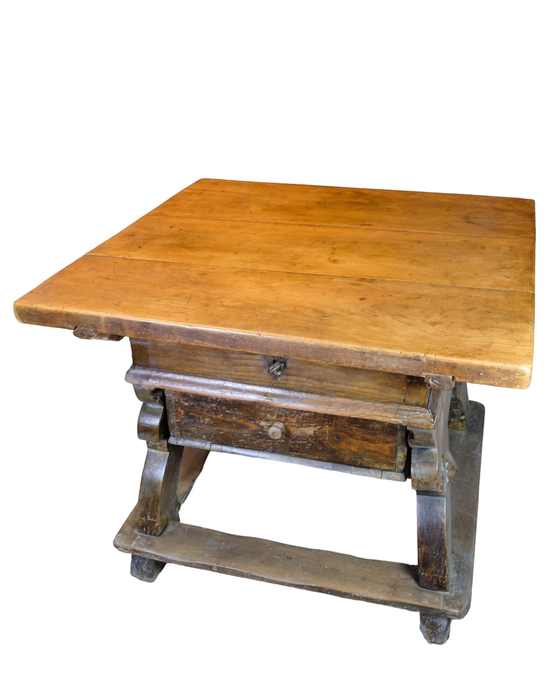 Schweizer Käsetisch aus Eiche mit einem Geheimfach unter der Tischplatte, das von einer Schublade aus den 1720er Jahren verdeckt wird.
Maße in cm: H:76 B:100 T:100