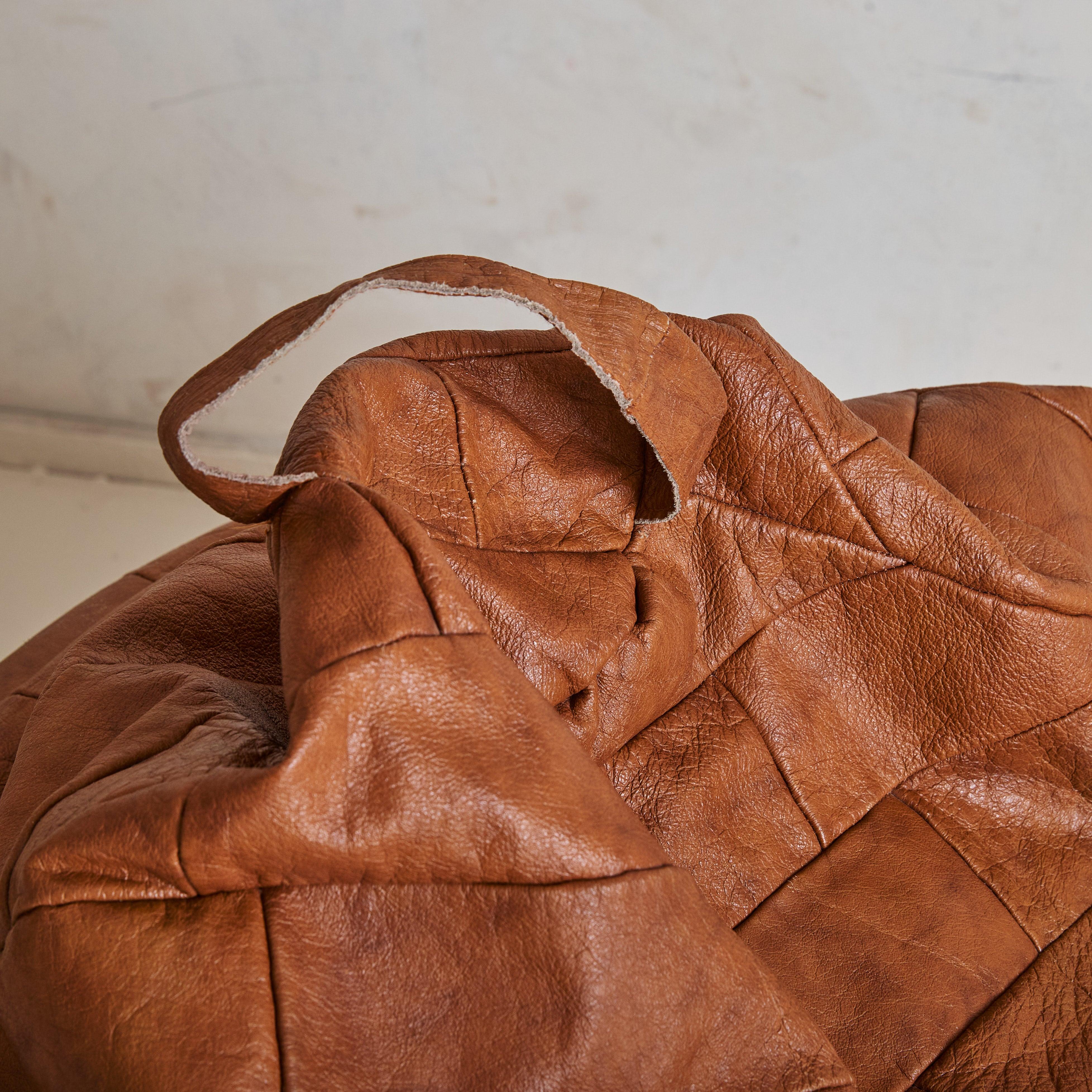 Questa borsa a sacco in pelle degli anni '70 è attribuita al designer svizzero de Sede e rappresenta un'interpretazione lussuosa di una seduta informale. Realizzato con un'attenzione meticolosa ai dettagli, il pezzo presenta un design patchwork a