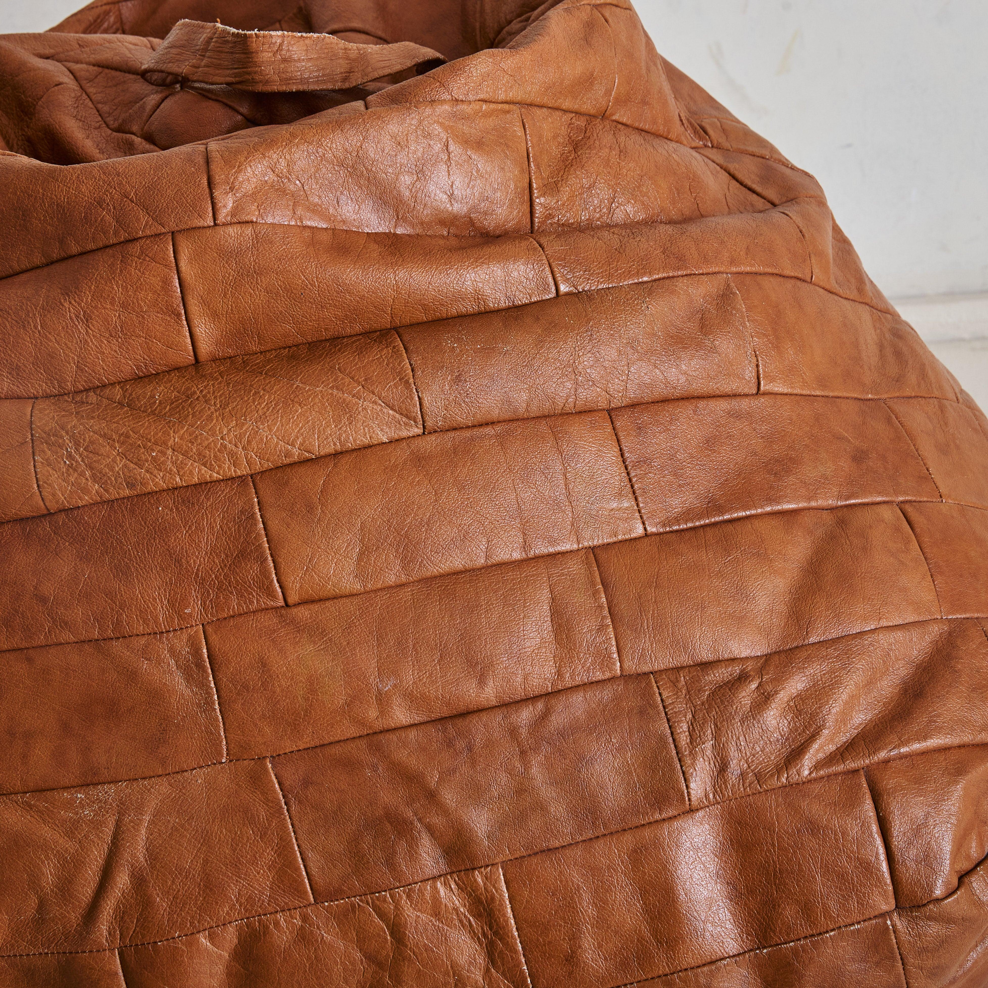 Mid-Century moderno Sedia Bean Bag svizzera in pelle di castagno patchwork attribuita a de Sede, anni '70 in vendita