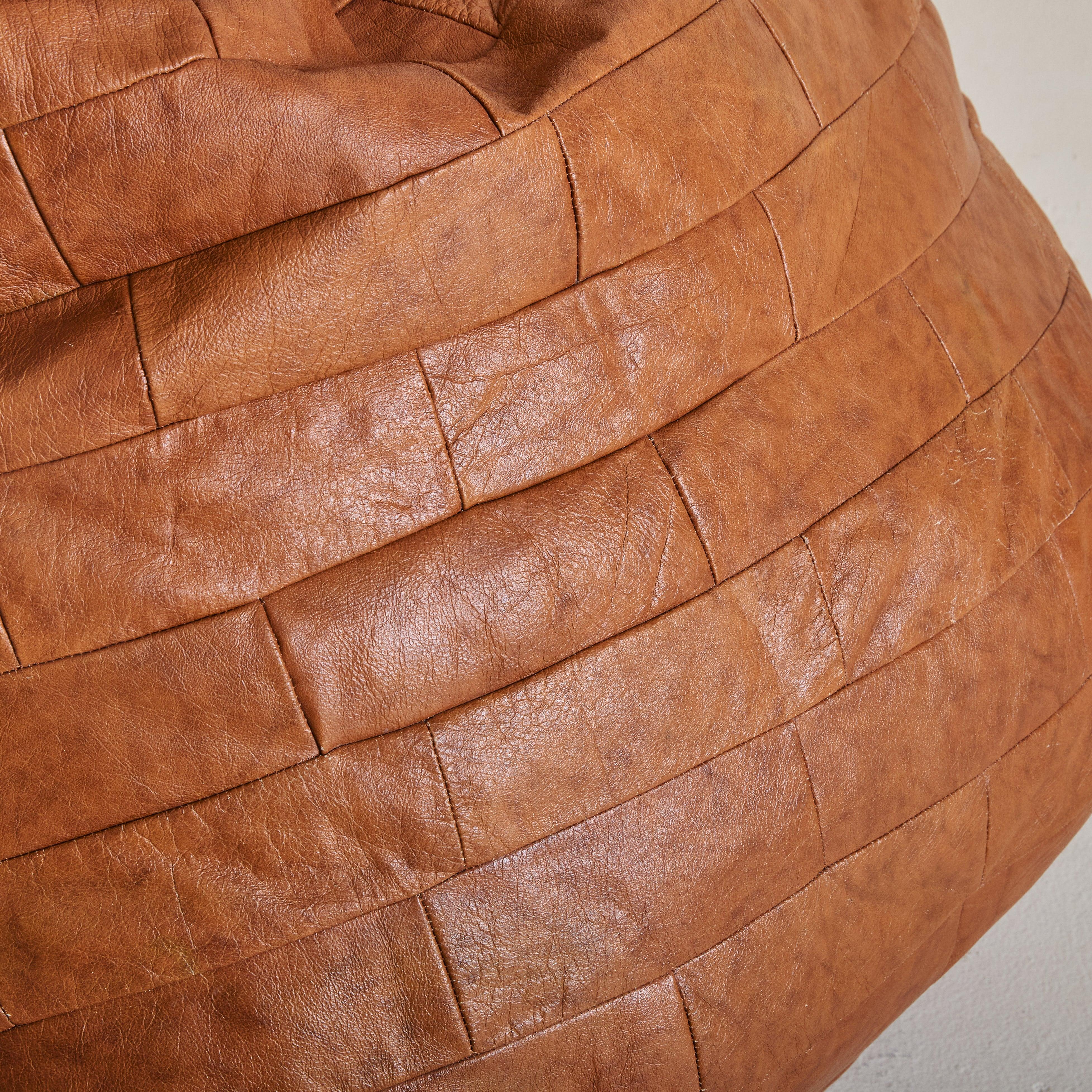 Svizzero Sedia Bean Bag svizzera in pelle di castagno patchwork attribuita a de Sede, anni '70 in vendita