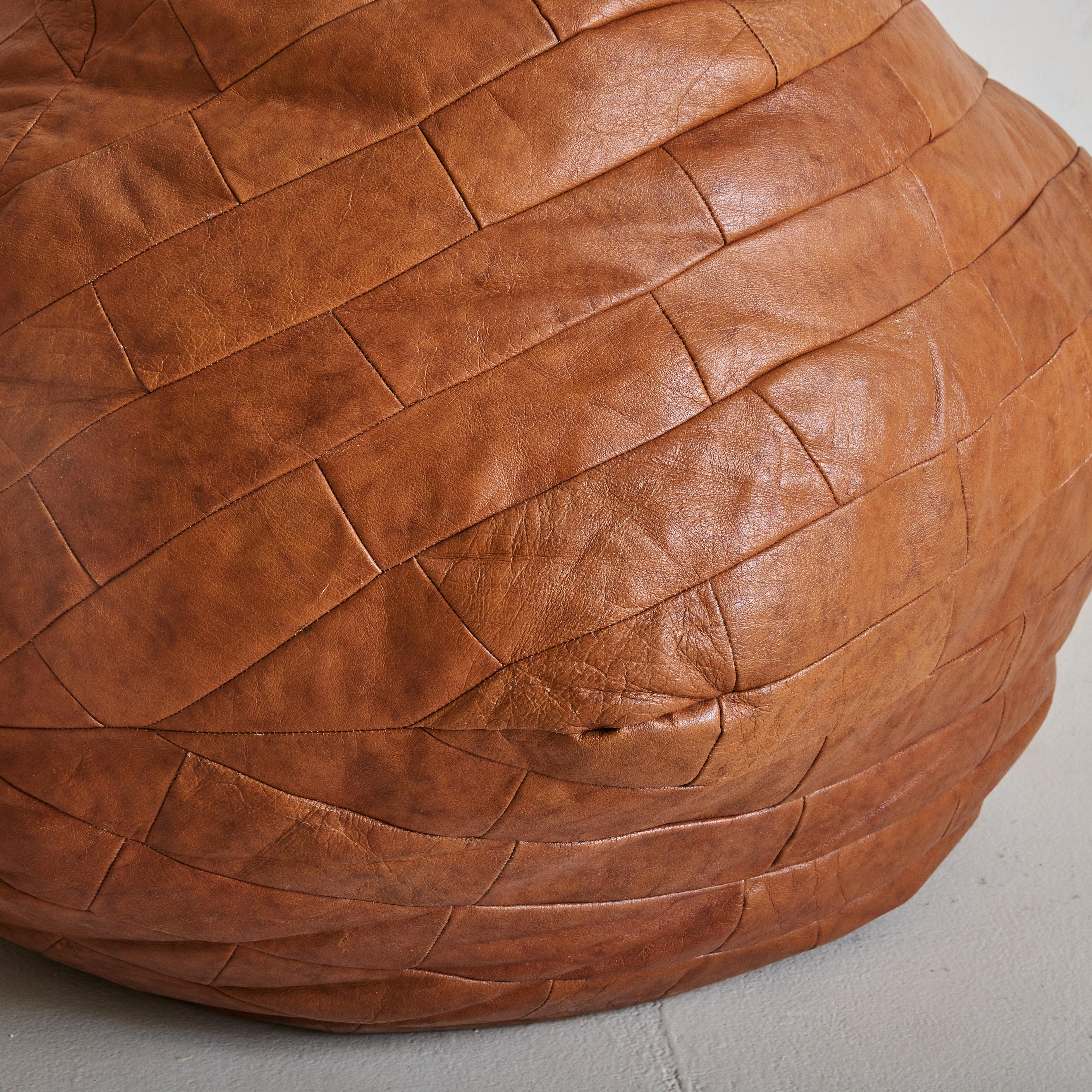 Fine XX secolo Sedia Bean Bag svizzera in pelle di castagno patchwork attribuita a de Sede, anni '70 in vendita