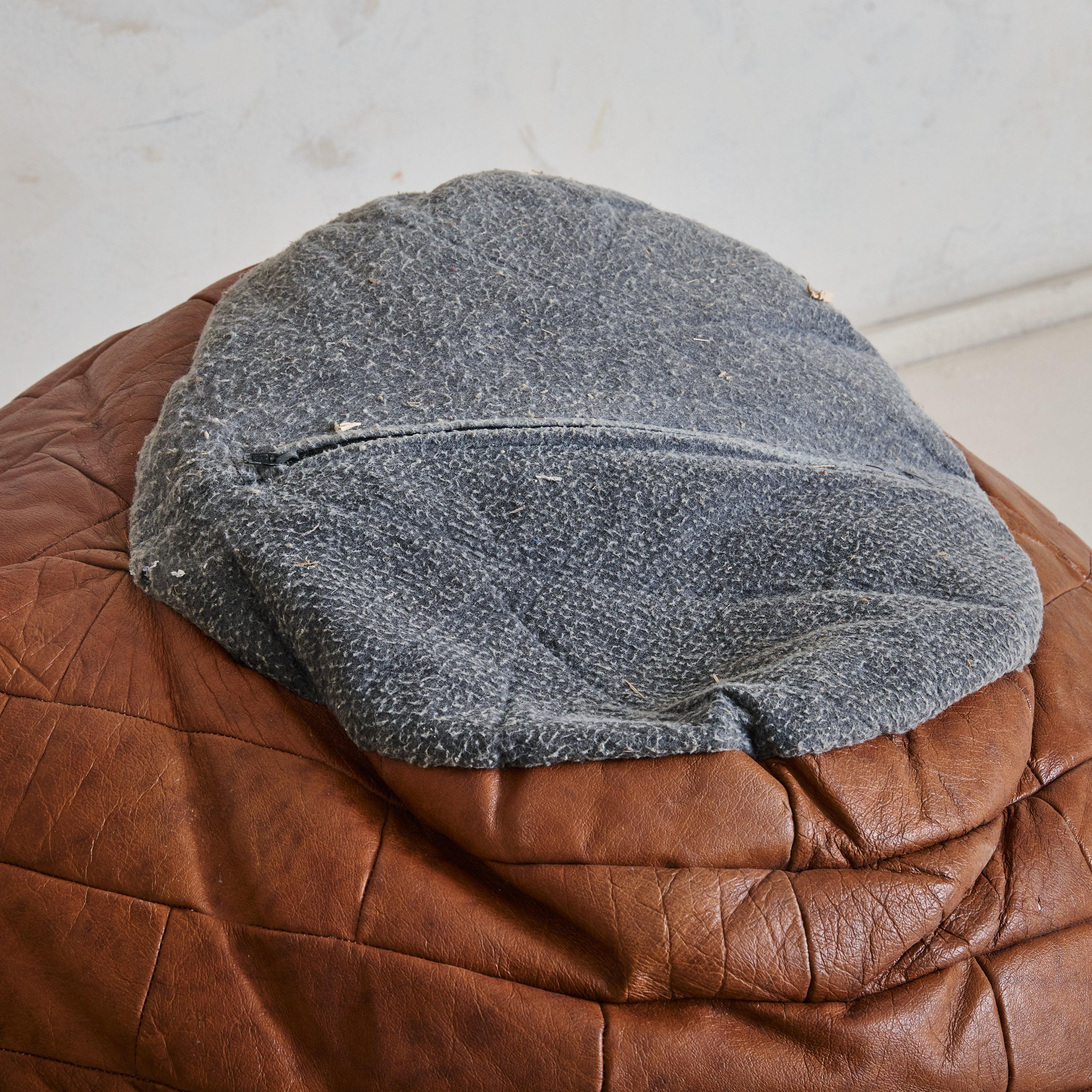 Pelle Sedia Bean Bag svizzera in pelle di castagno patchwork attribuita a de Sede, anni '70 in vendita