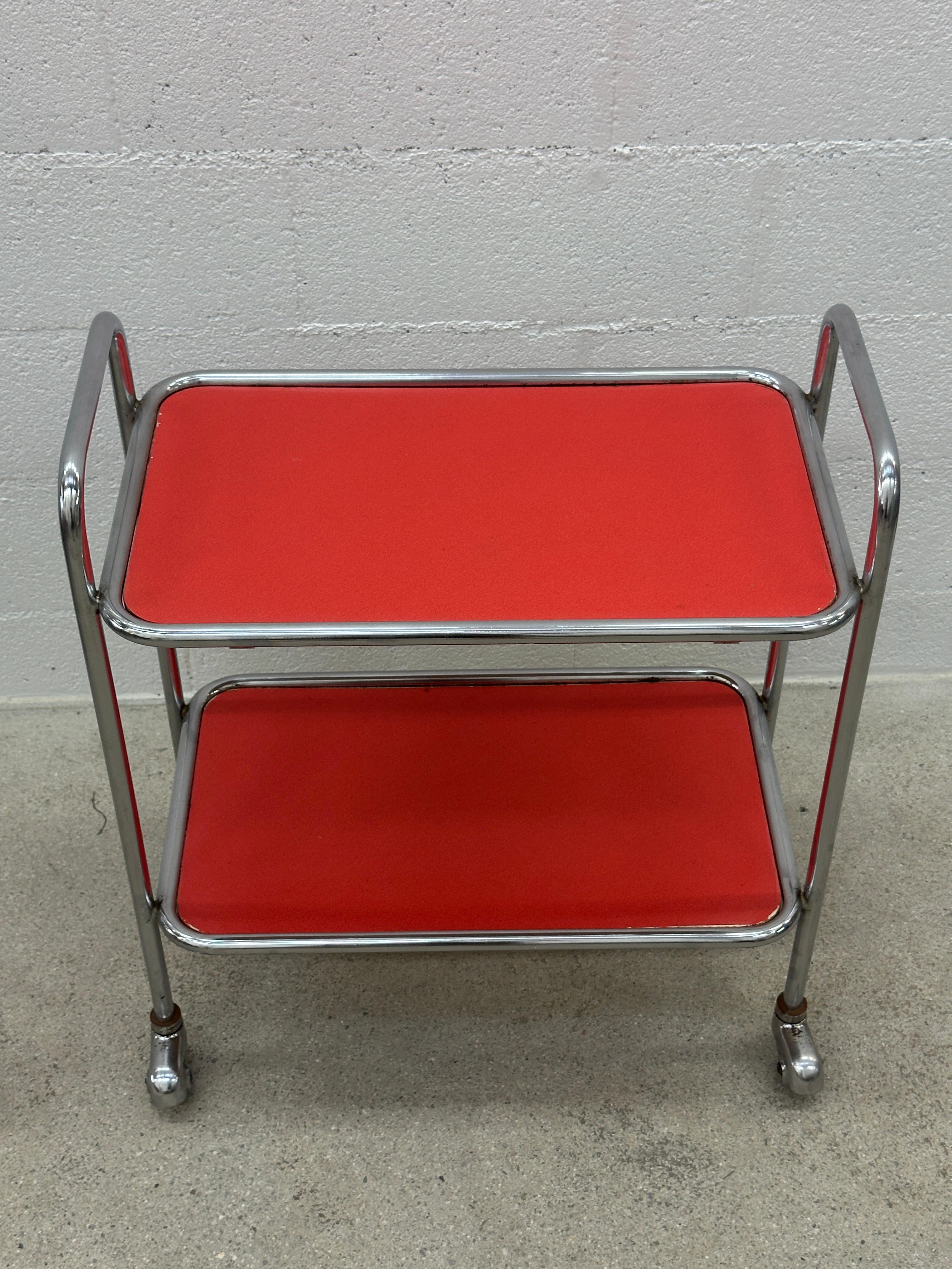Chariot de bar tubulaire Design/One avec plateaux en formica rouge style 1950 Marcel Breuer en vente 5