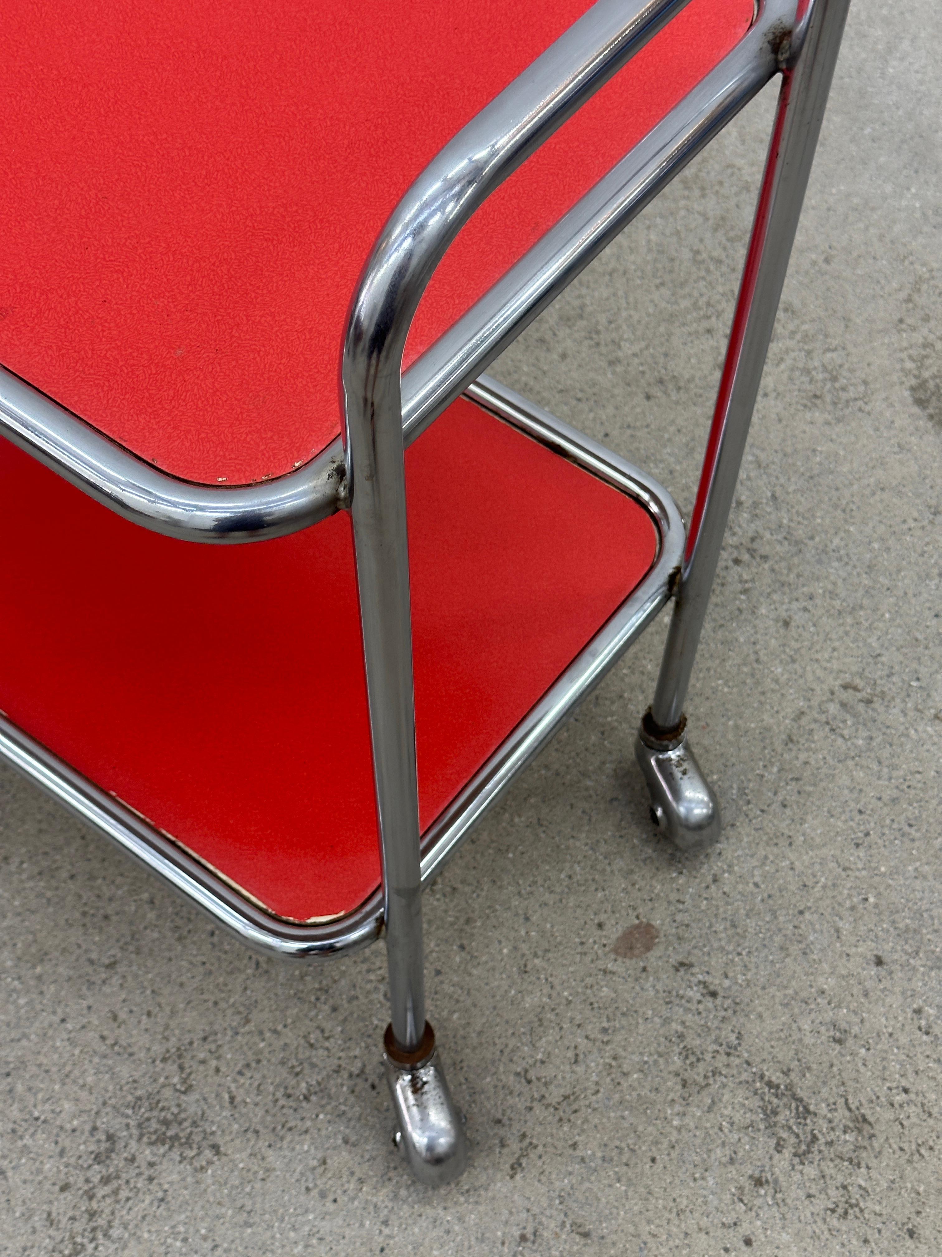 Suisse Chariot de bar tubulaire Design/One avec plateaux en formica rouge style 1950 Marcel Breuer en vente