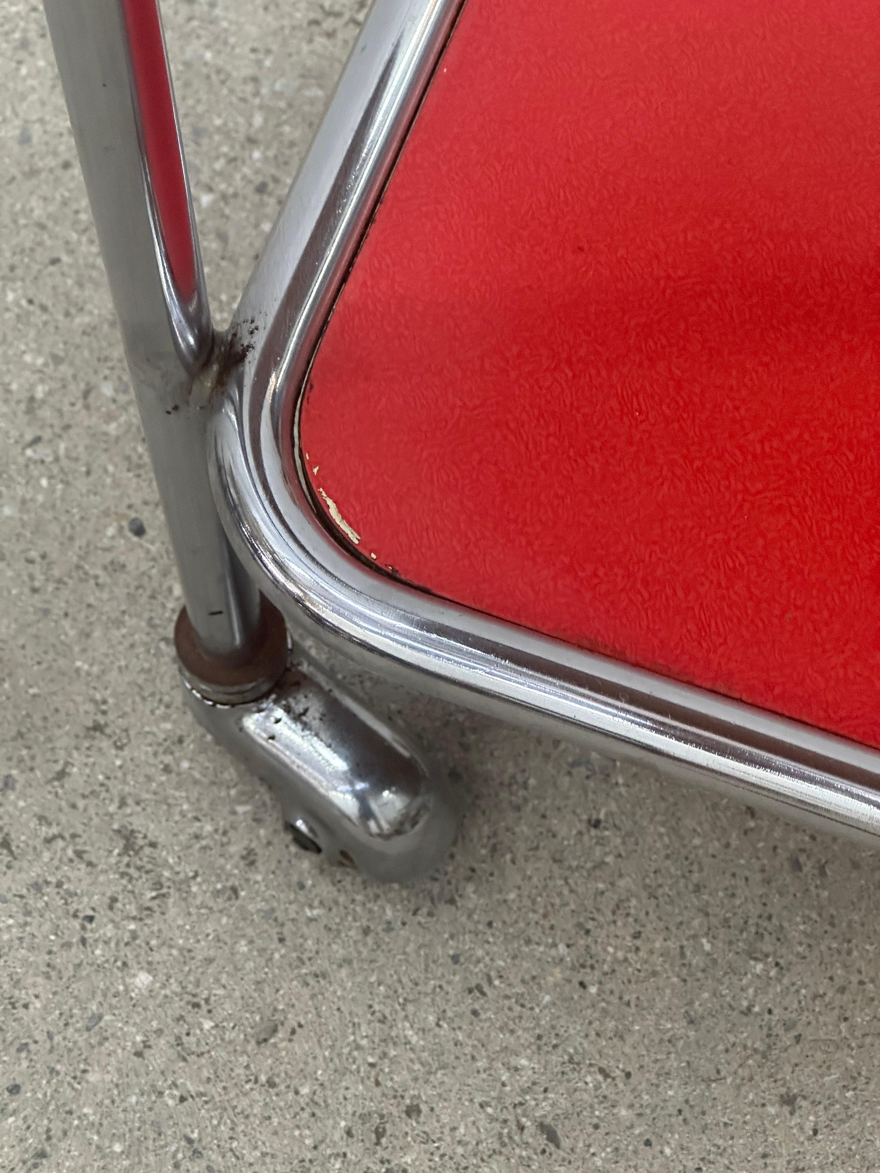 Chariot de bar tubulaire Design/One avec plateaux en formica rouge style 1950 Marcel Breuer Bon état - En vente à Genève, GE