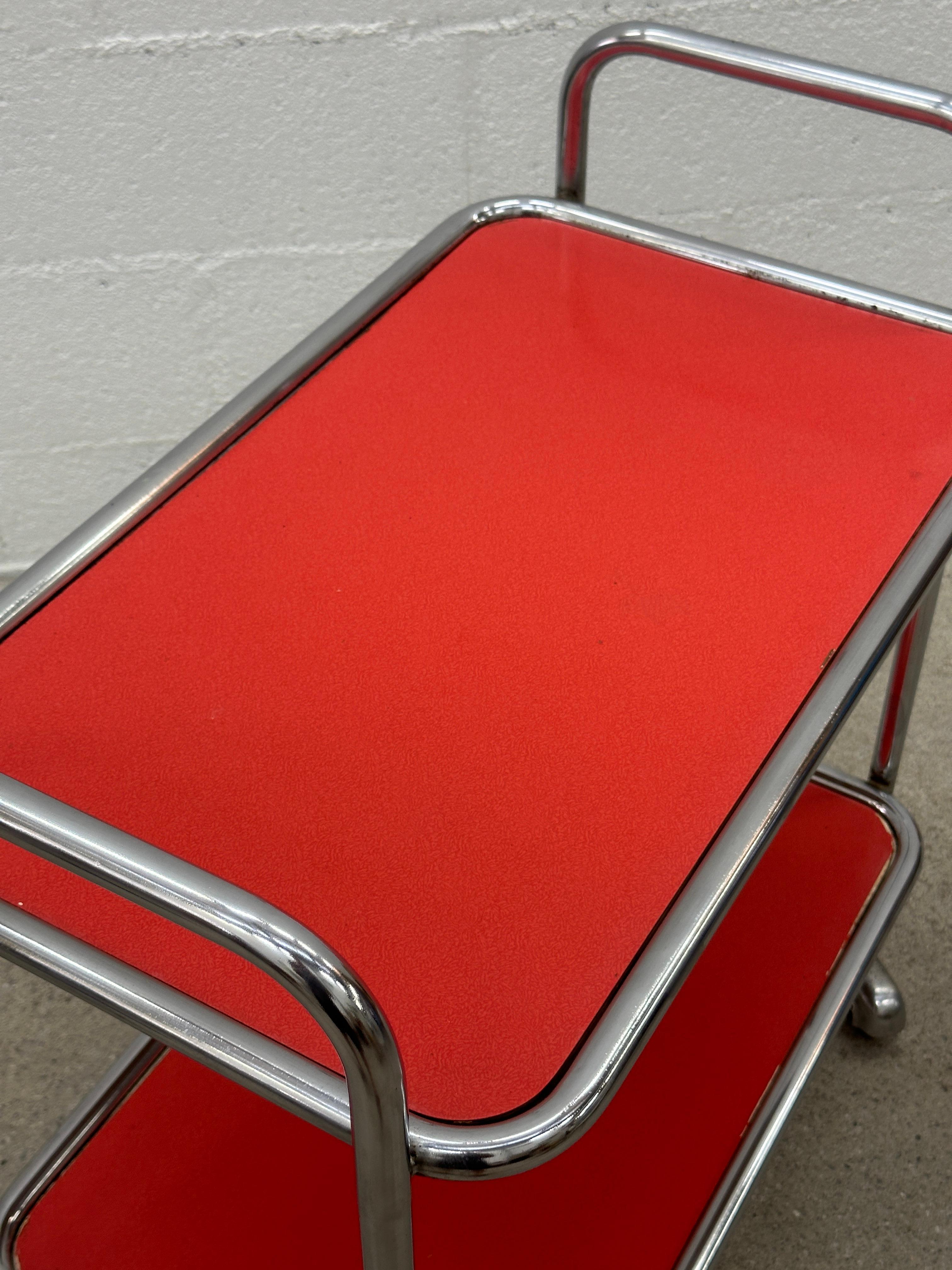 Milieu du XXe siècle Chariot de bar tubulaire Design/One avec plateaux en formica rouge style 1950 Marcel Breuer en vente