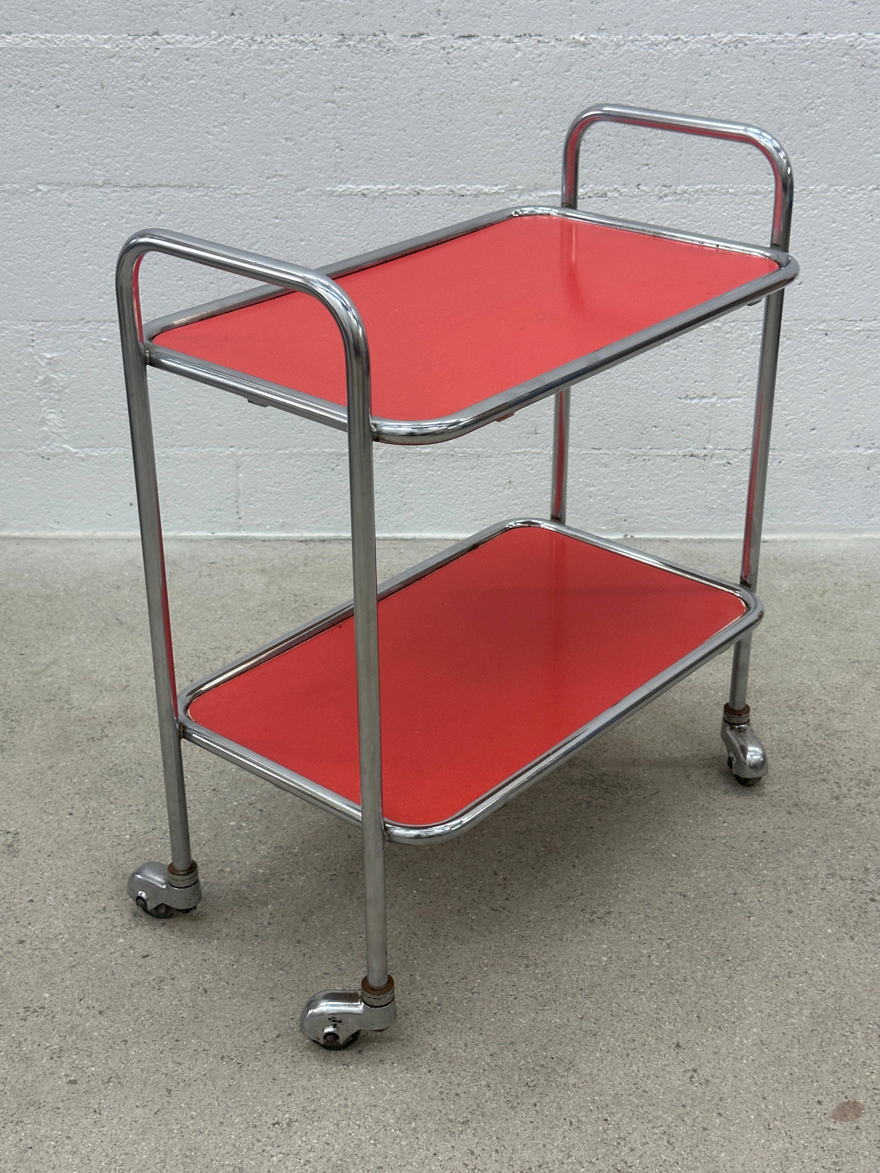 Chariot de bar tubulaire Design/One avec plateaux en formica rouge style 1950 Marcel Breuer en vente 1