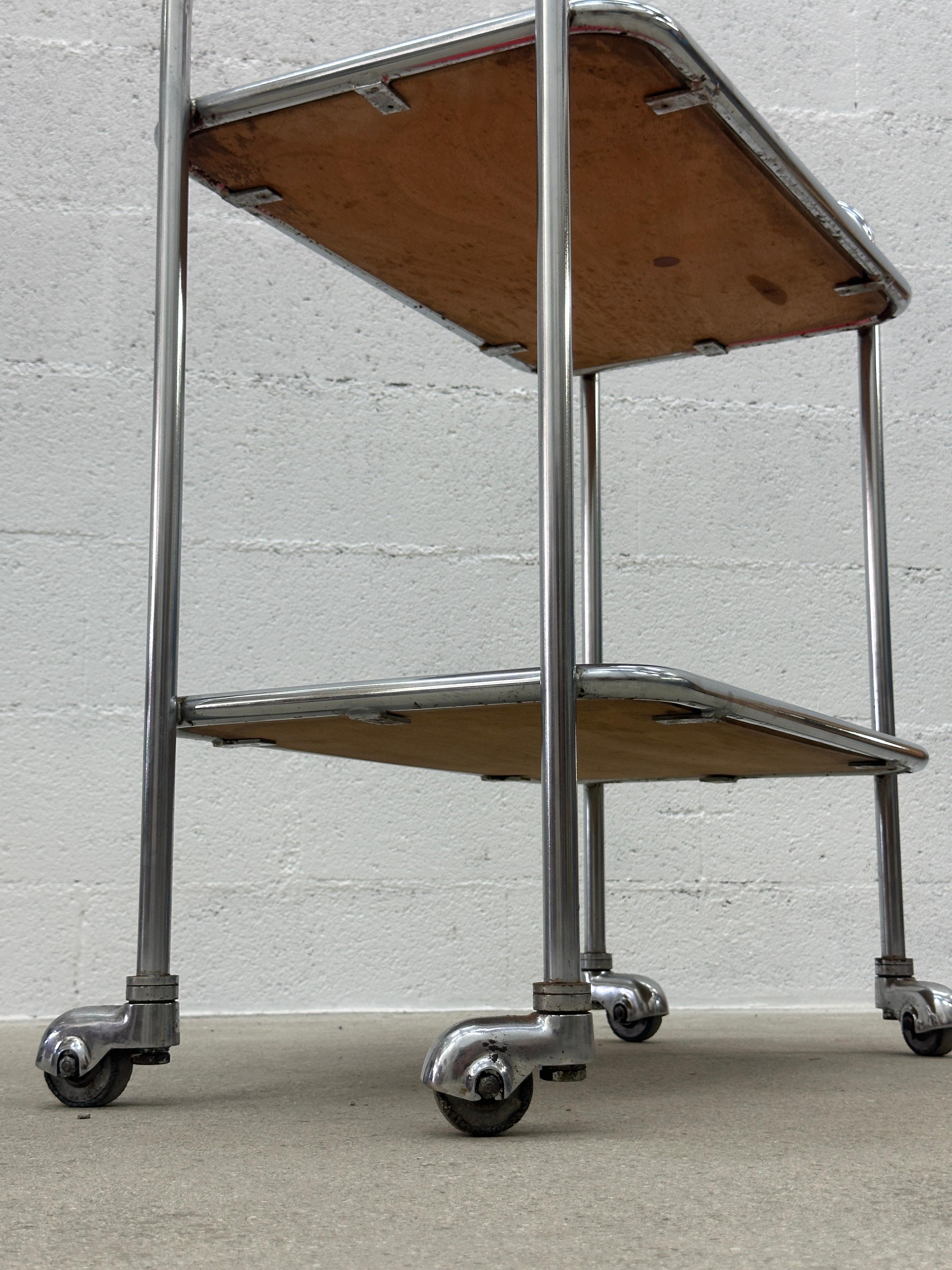Chariot de bar tubulaire Design/One avec plateaux en formica rouge style 1950 Marcel Breuer en vente 2