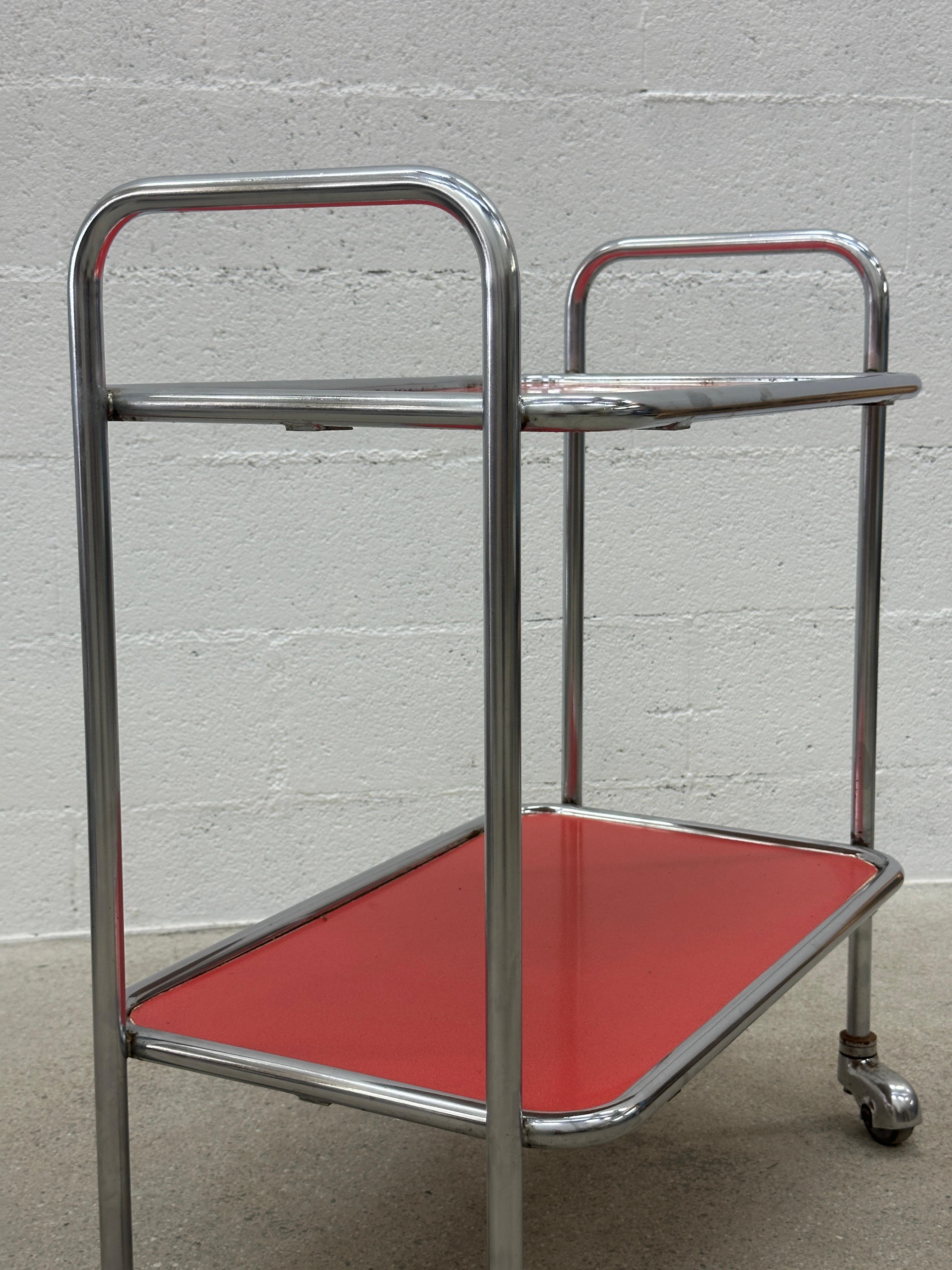 Chariot de bar tubulaire Design/One avec plateaux en formica rouge style 1950 Marcel Breuer en vente 3