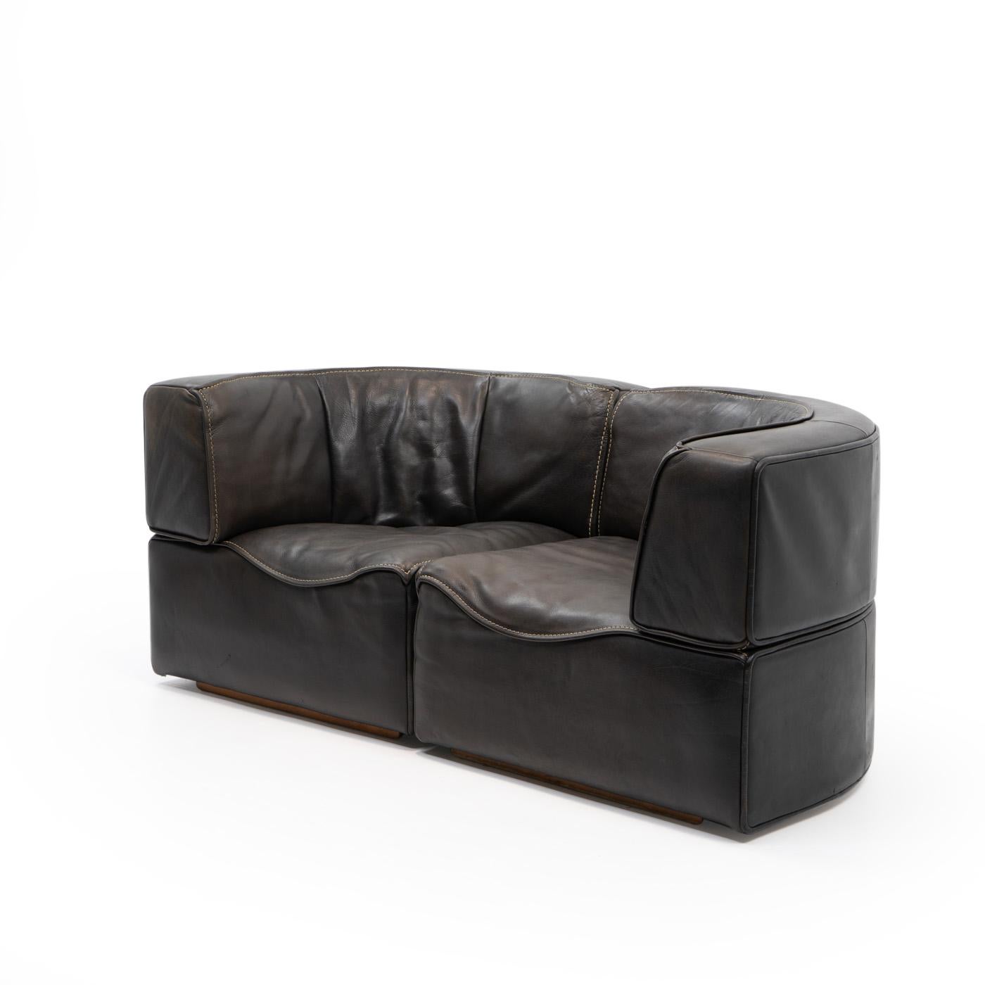 Vintage dark brown leather DS-15 sofa by De Sede Switzerland.

The compact two-seater sofa consists of two DS-15 corner elements combined, and is upholstered in virtually indestructible thick buffalo leather.

This settee is very comfortable and in