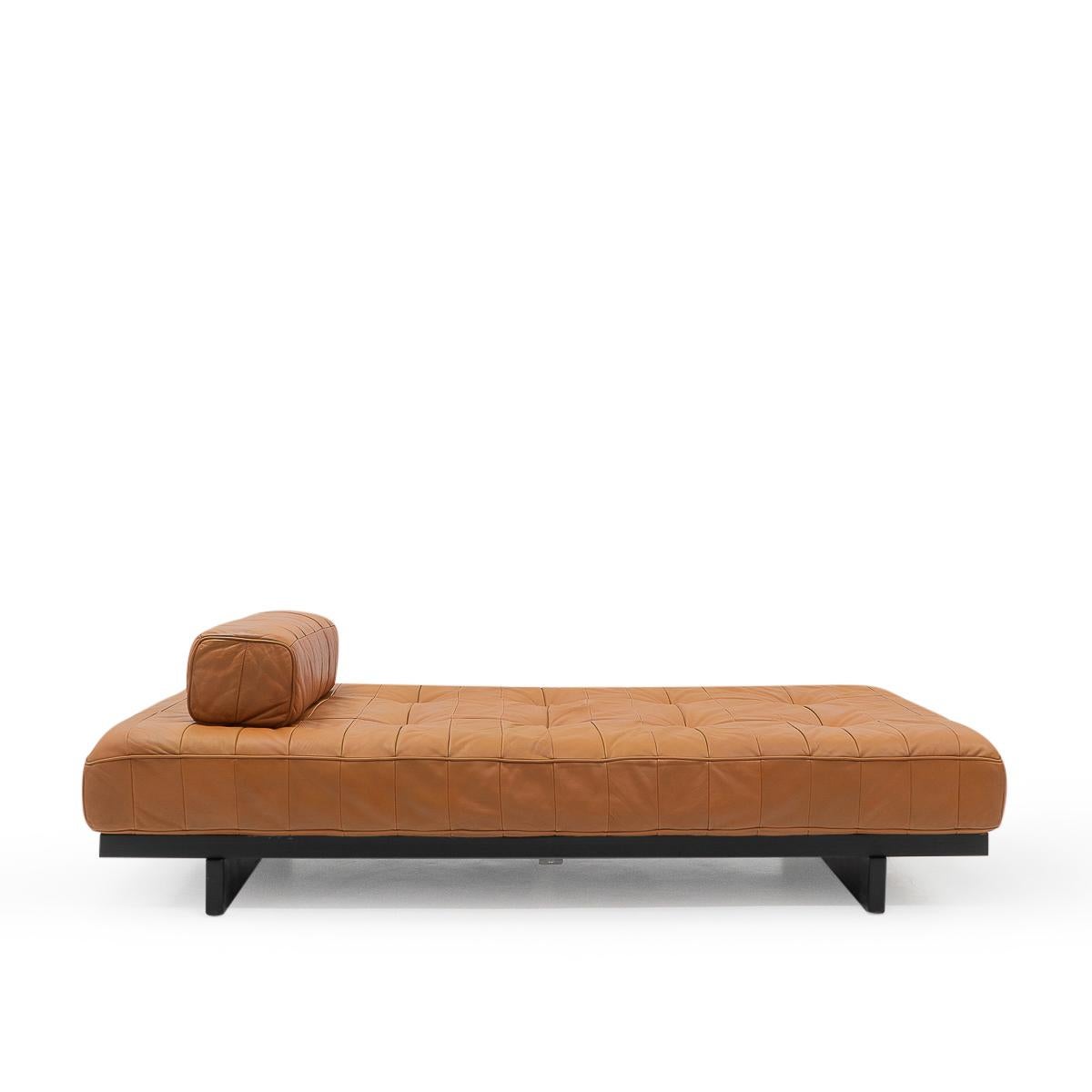 De Sede Daybed model DS-80 in beautifully patched leather, featuring one pillow.
The leather has been completely cleaned and treated by a professional. 
 

Origination: 1970s, Switzerland

Condition: Very good condition, minor signs of use on