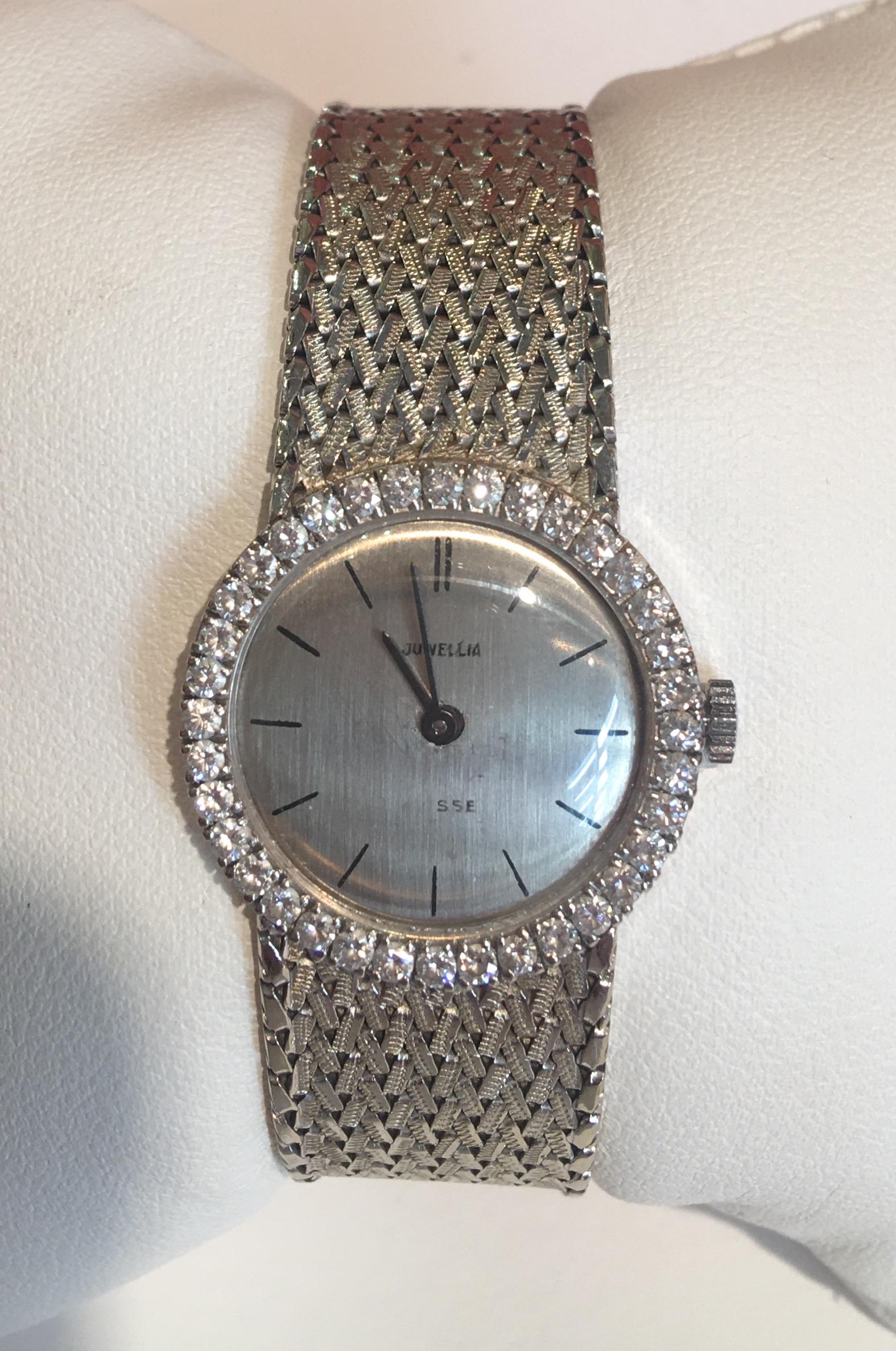 Round Cut Swiss Diamonds 18 Karat White Gold Manual Wind Lady Wristwatch
