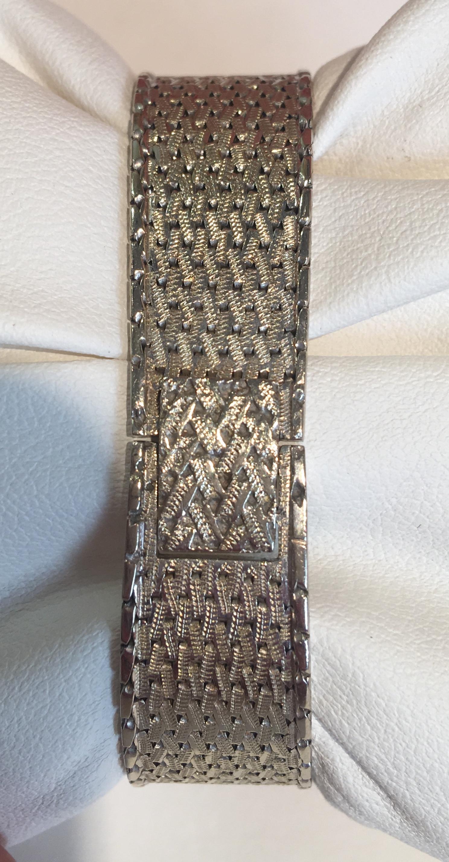 Swiss Diamonds 18 Karat White Gold Manual Wind Lady Wristwatch In Good Condition In Paris, FR
