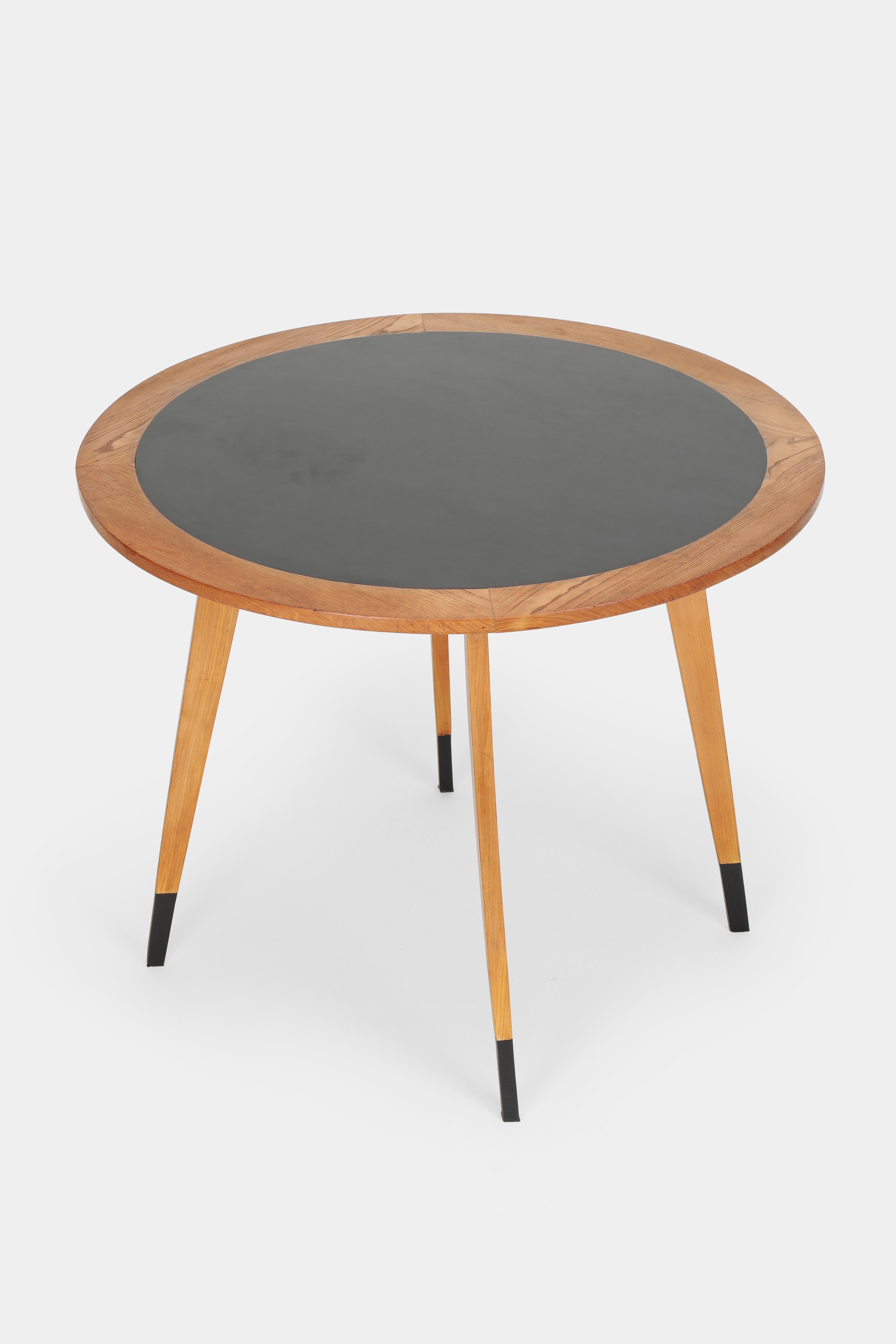 Dining table manufactured by Wohnbedarf Jehle in the 1960s in Switzerland, Basel. Black formica surrounded by solid oakwood. Four conical legs, extended with 10 cm black lacquered tips.

 