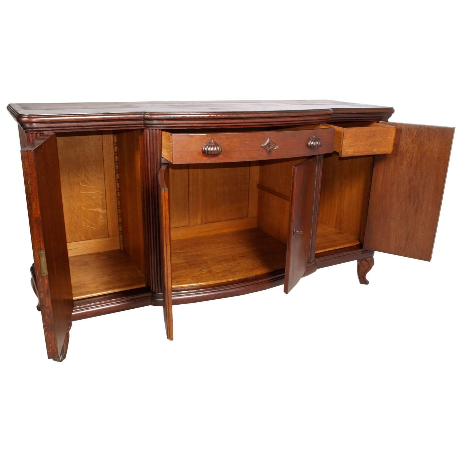 Swiss early 20th century important, massive and robust sideboard Biedermeier/Art Deco credenza sideboard in massive oak by E. Schwarz Zurich with three drawers and four doors, polished to wax.

Measure in cm: W 200 x D 74 (63) x H 111.
