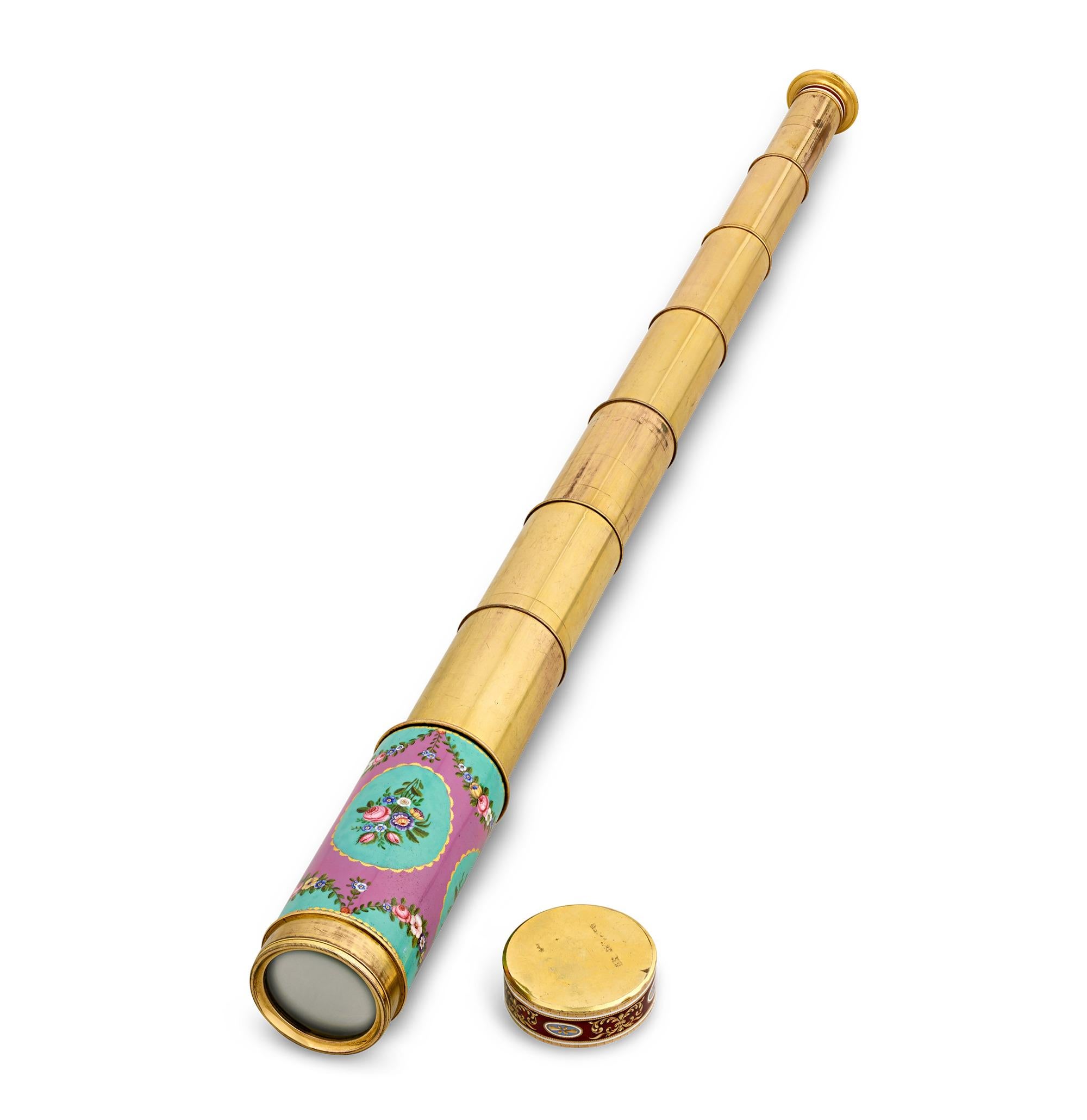 Télescope suisse en émail et or
Circa 1820

Ce télescope extraordinaire est l'exemple d'une union rare entre l'innovation scientifique suisse du XIXe siècle et l'excellence artistique. Probablement fabriqué à Genève pour le marché ottoman, ce