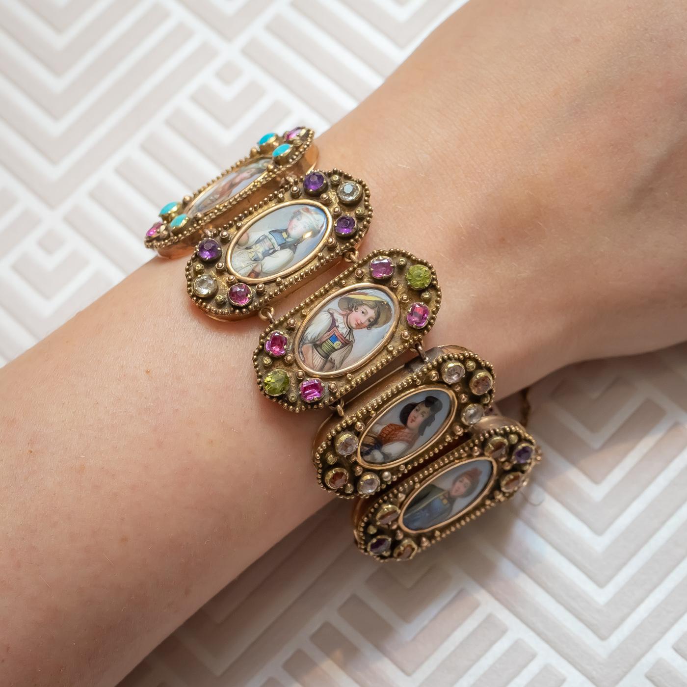 Bracelet ancien des cantons suisses, les cantons étant représentés par des portraits de dames en costume national, en émail peint ; serti de rubis, turquoise, grenat hessonite, améthyste, aigue-marine, cristal de roche et péridot ; monté en or.
