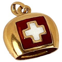 Pendentif breloque cloche de drapeau suisse en or jaune 18 carats et émail