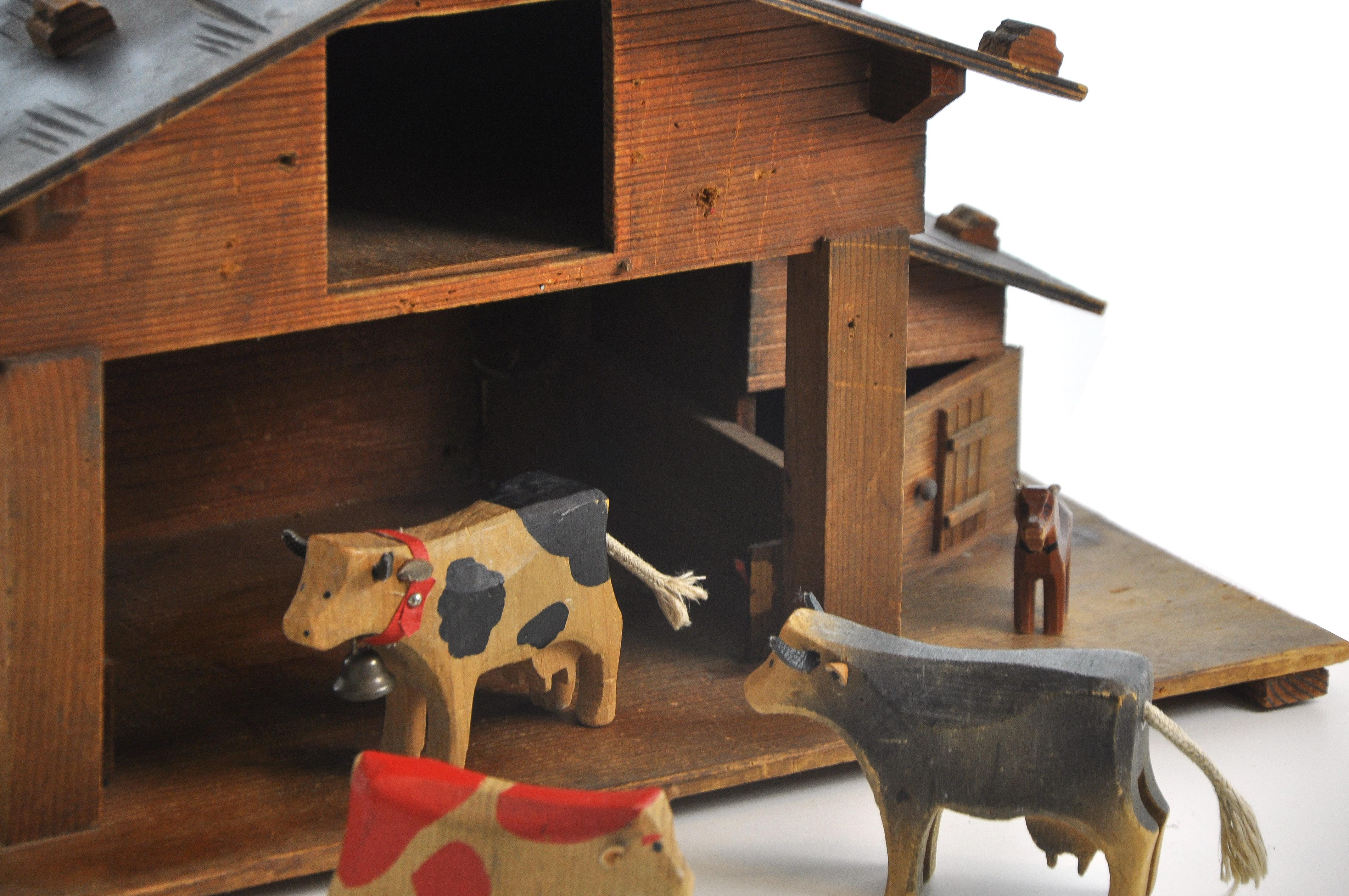 Swiss Folk Art from 1950s, Hand carved Alpine Stable with Animals In Fair Condition In Zürich, CH