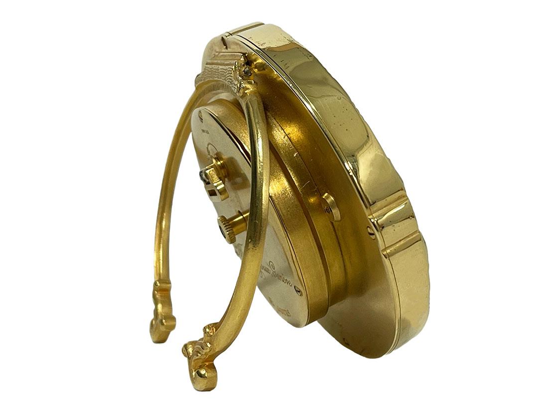 Reloj de sobremesa ovalado de latón dorado suizo con paisaje suizo pintado en Bueno estado para la venta en Delft, NL