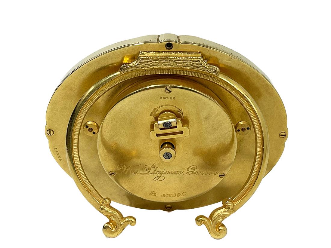 20ième siècle Horloge de bureau ovale suisse en laiton doré avec paysage suisse peint en vente