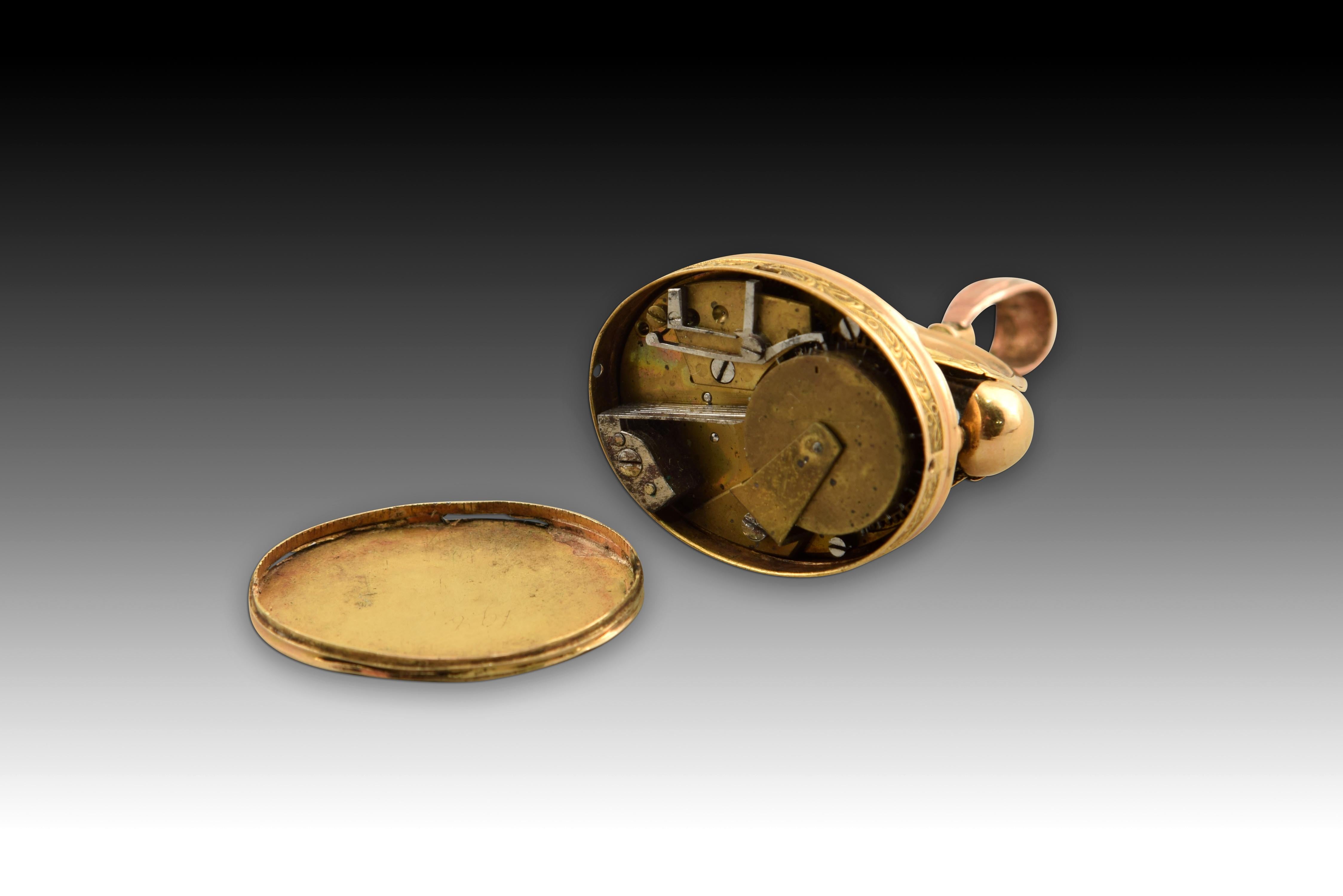 Anhänger mit Spieluhr. Gold. Schweiz, um 1820. 
Anhänger aus Gold aus Legierungen mit verschiedenen Metallen, um ihm verschiedene Töne zu geben, die ein Stück im oberen Teil präsentiert (die den Mechanismus der Spieldose windet), ein Bogen in zwei