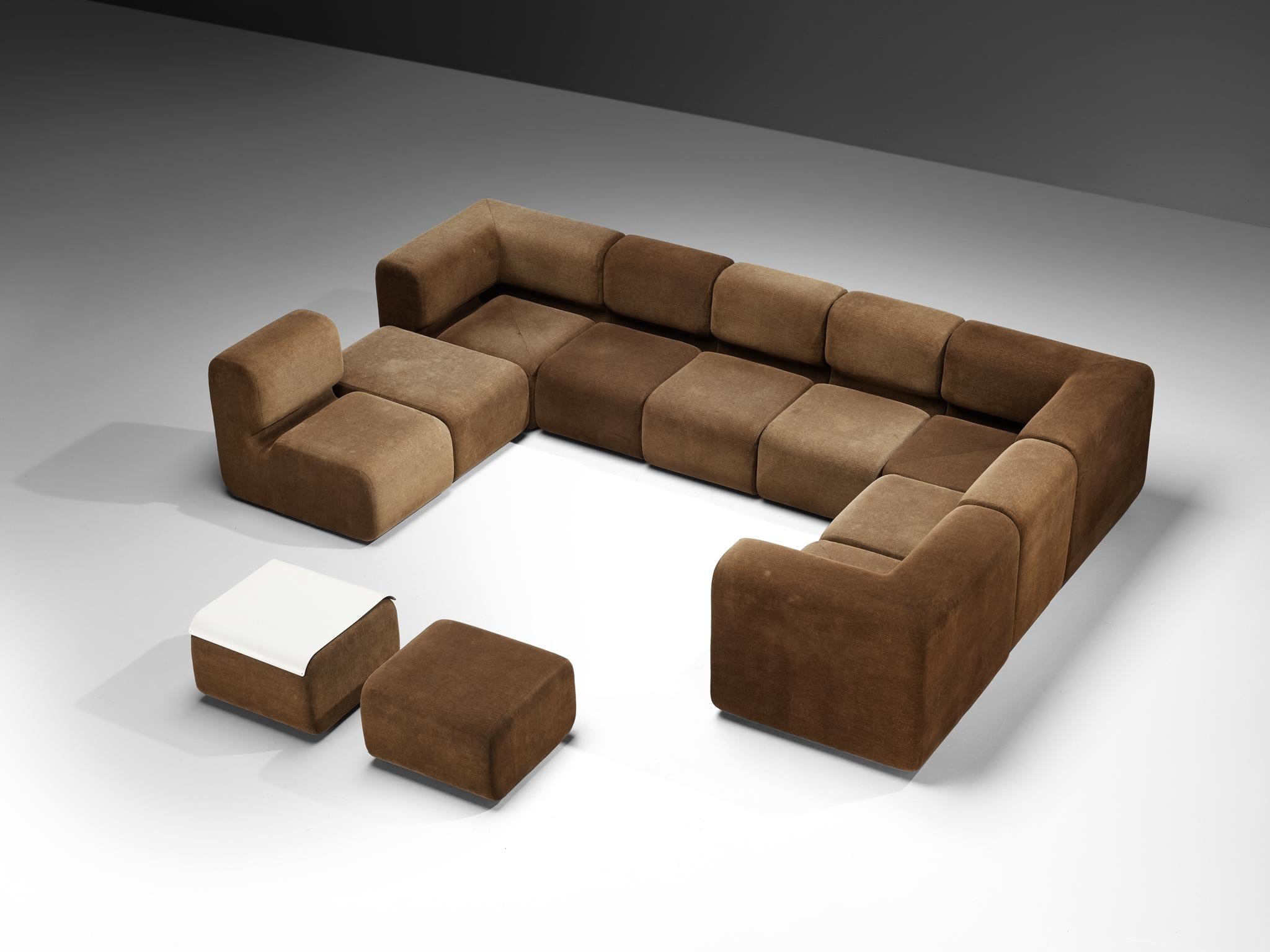 Sofá modular, tela, madera, Suiza, años 60

Este generoso sofá modular de la Suiza de los 60 se compone de once elementos individuales, que permiten configuraciones versátiles para adaptarse a cualquier espacio. Con sus líneas atrevidas y