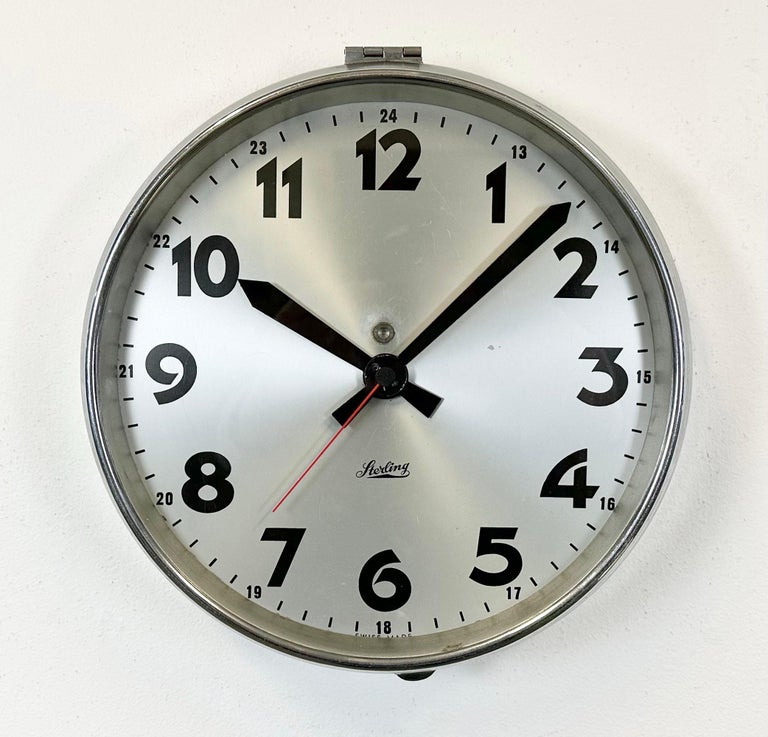 Horloge murale industrielle suisse des années 1960 en argent sterling En  vente sur 1stDibs