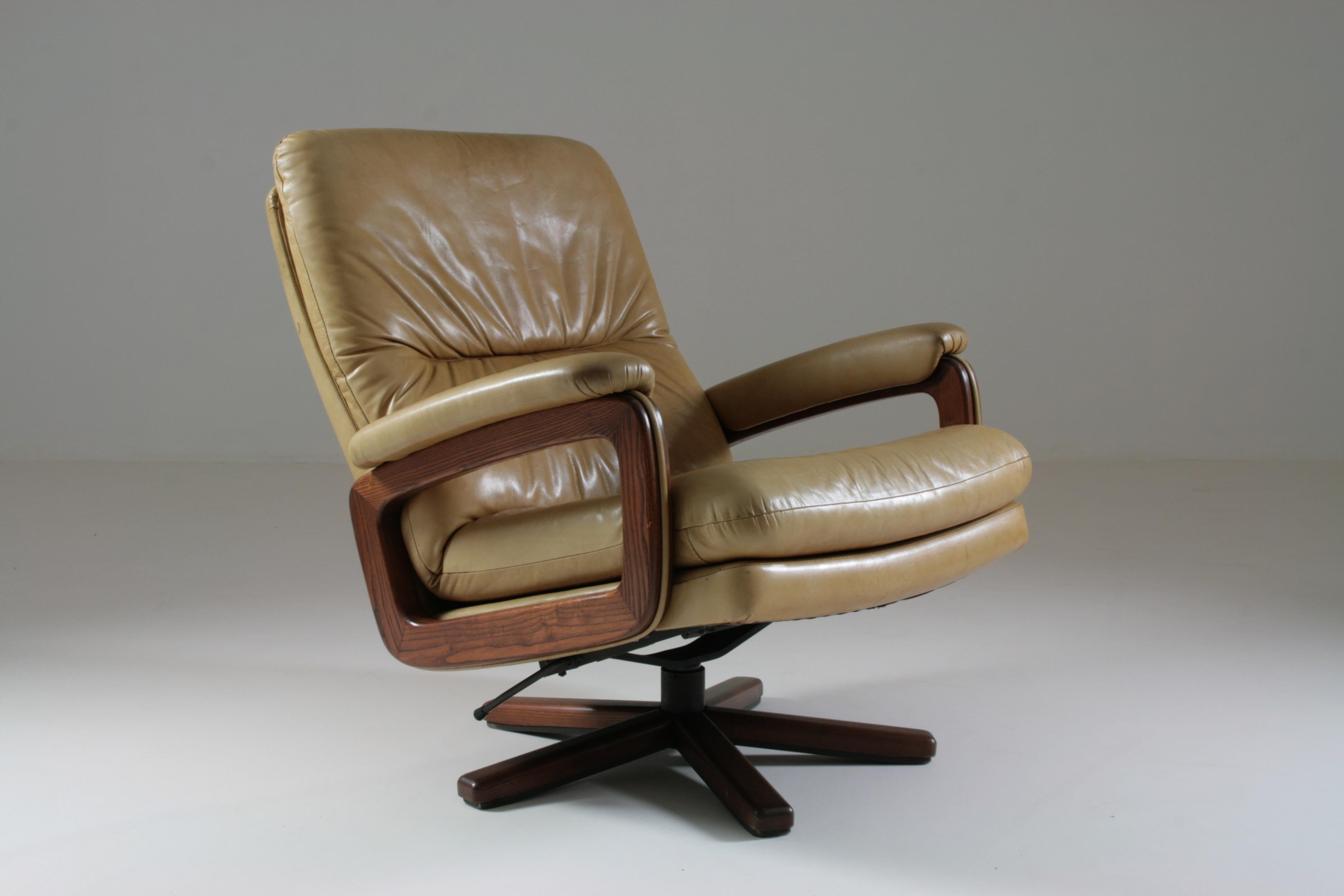 Swiss Leather Lounge Chair Attributed to André Vandenbeuck for Strässle, 1960s In Good Condition In GRENOBLE, FR