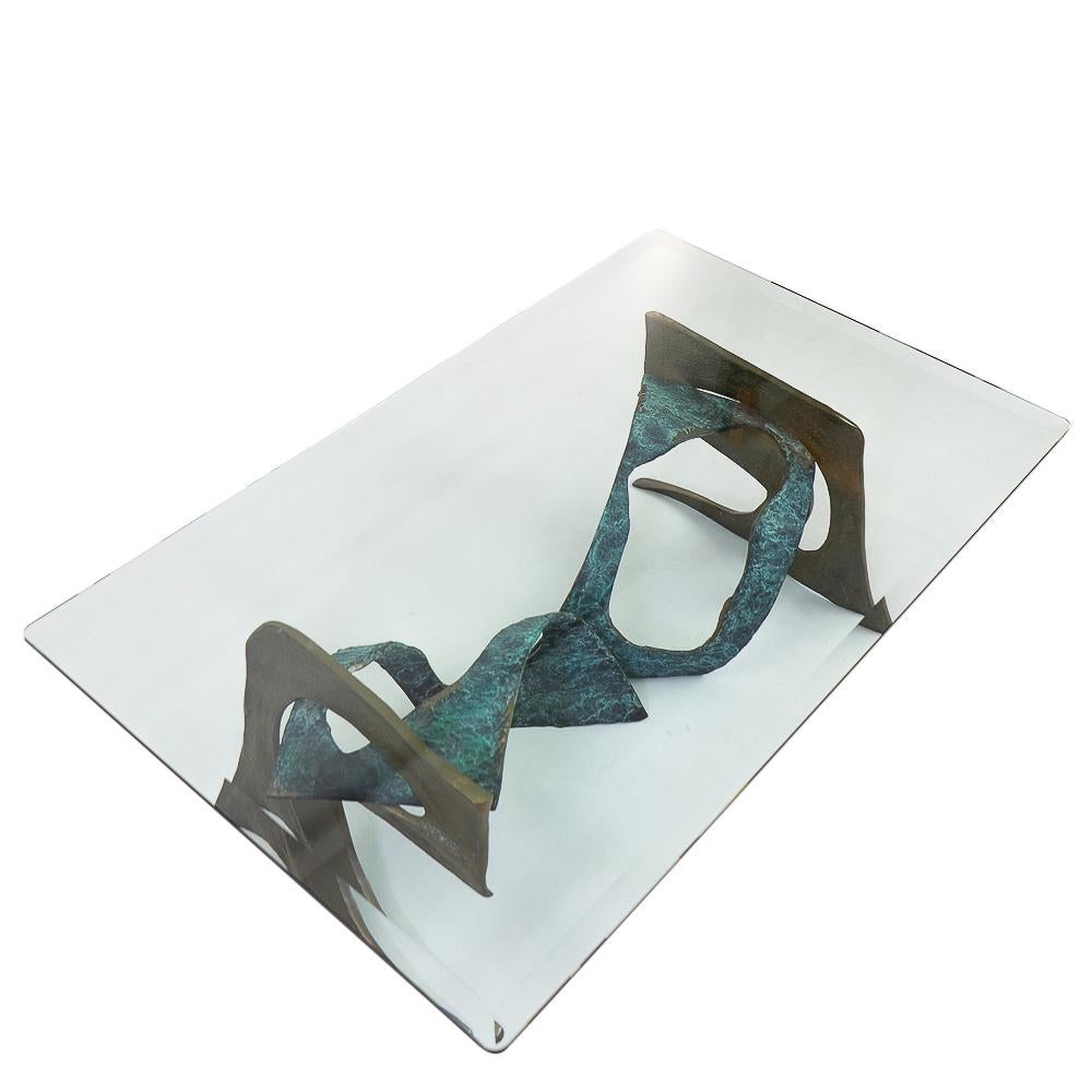 Table basse avec plateau en verre et base sculpturale en bronze patiné.

Cette pièce d'apparat a été fabriquée localement par un forgeron du canton de Fribourg en série limitée dans les années 1980.

 

 

Origine : Suisse, années