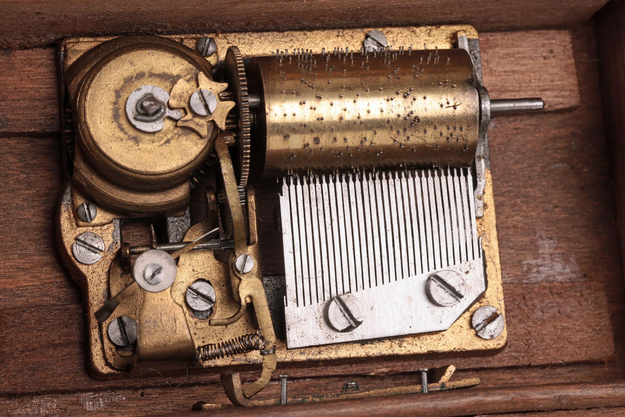 Swiss Mechanical Burr Walnut Music Box with 4 Airs 5