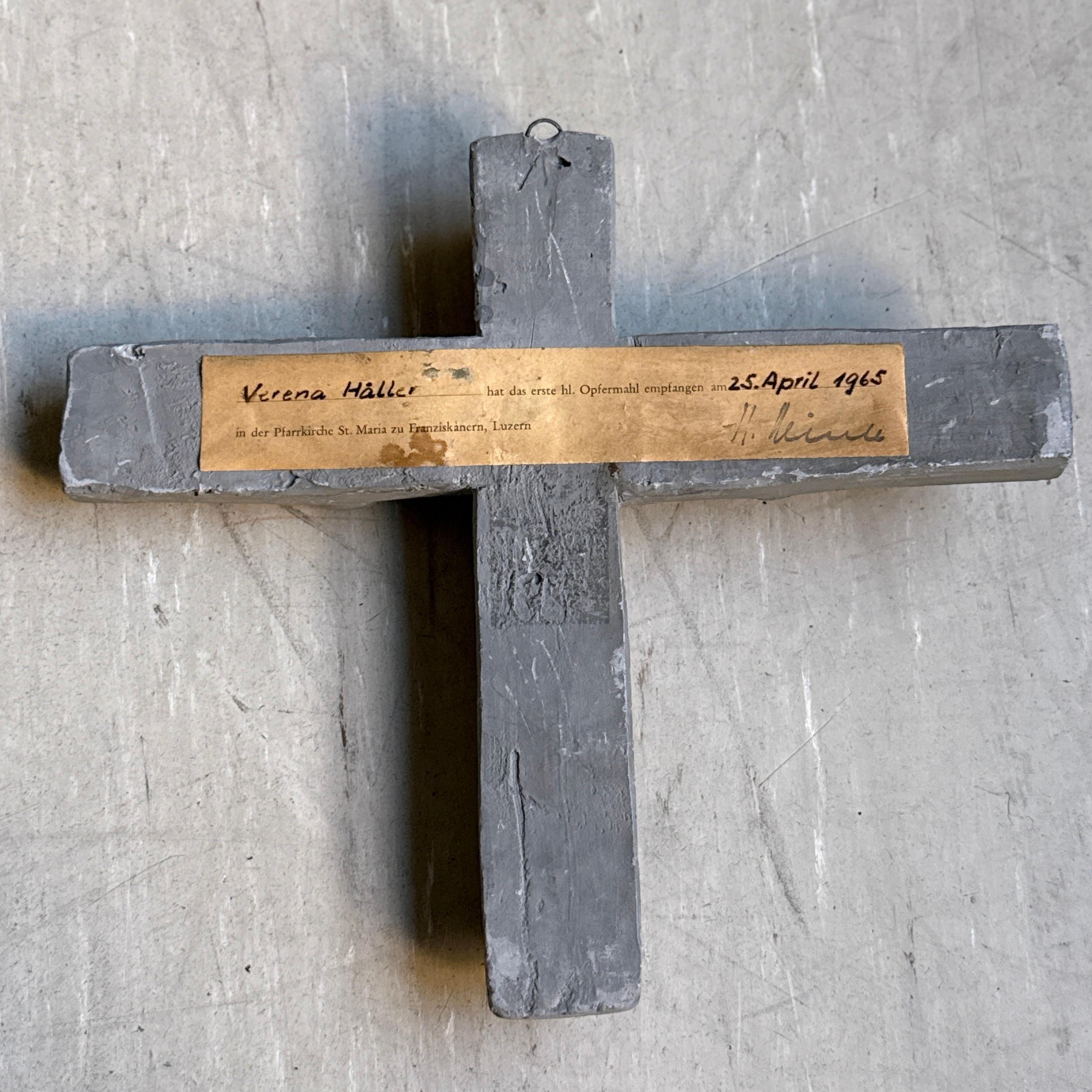 Schweizer Brutalistisches Kruzifix aus der Jahrhundertmitte, in Stein gegossen, 1965 im Angebot 2