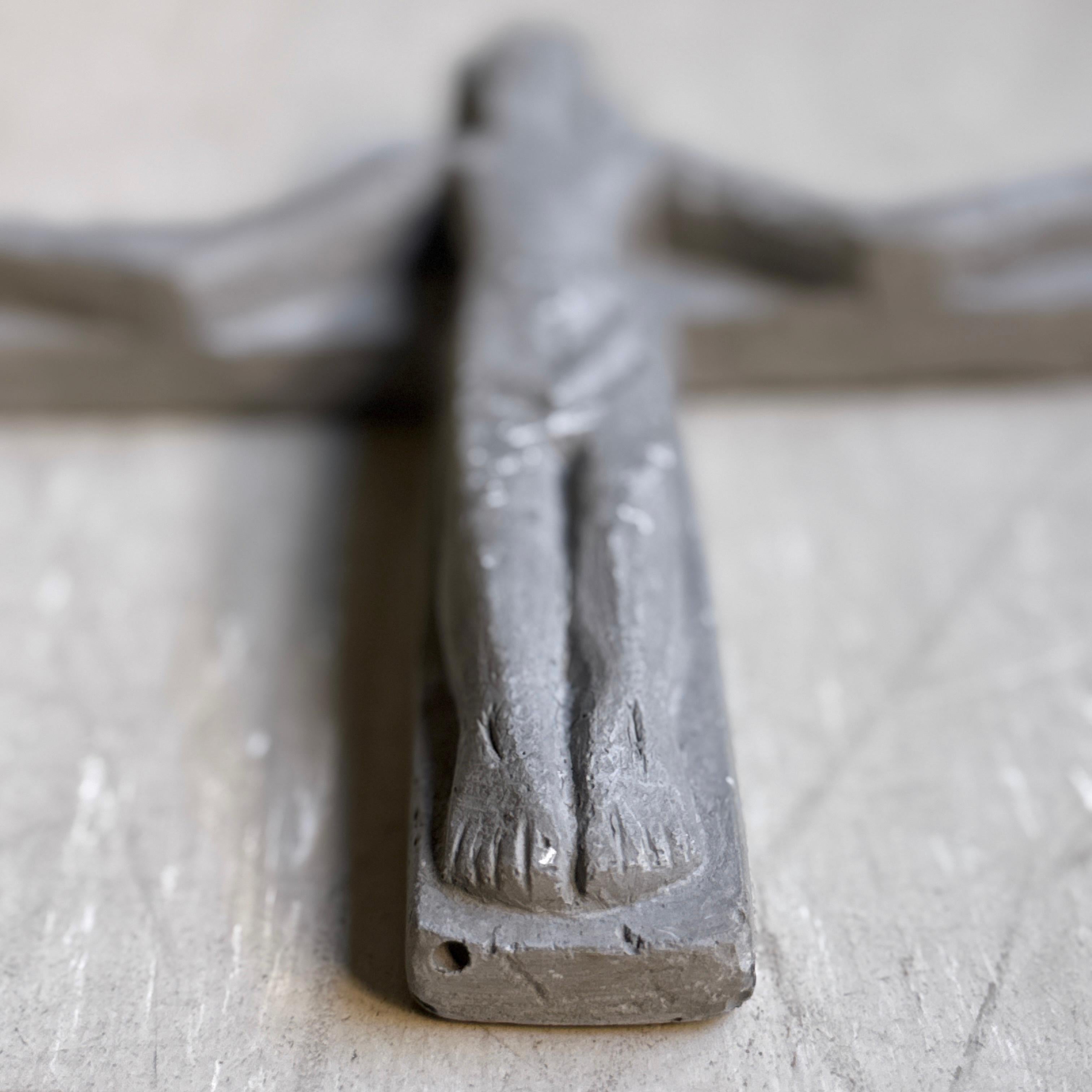 Schweizer Brutalistisches Kruzifix aus der Jahrhundertmitte, in Stein gegossen, 1965 im Angebot 3