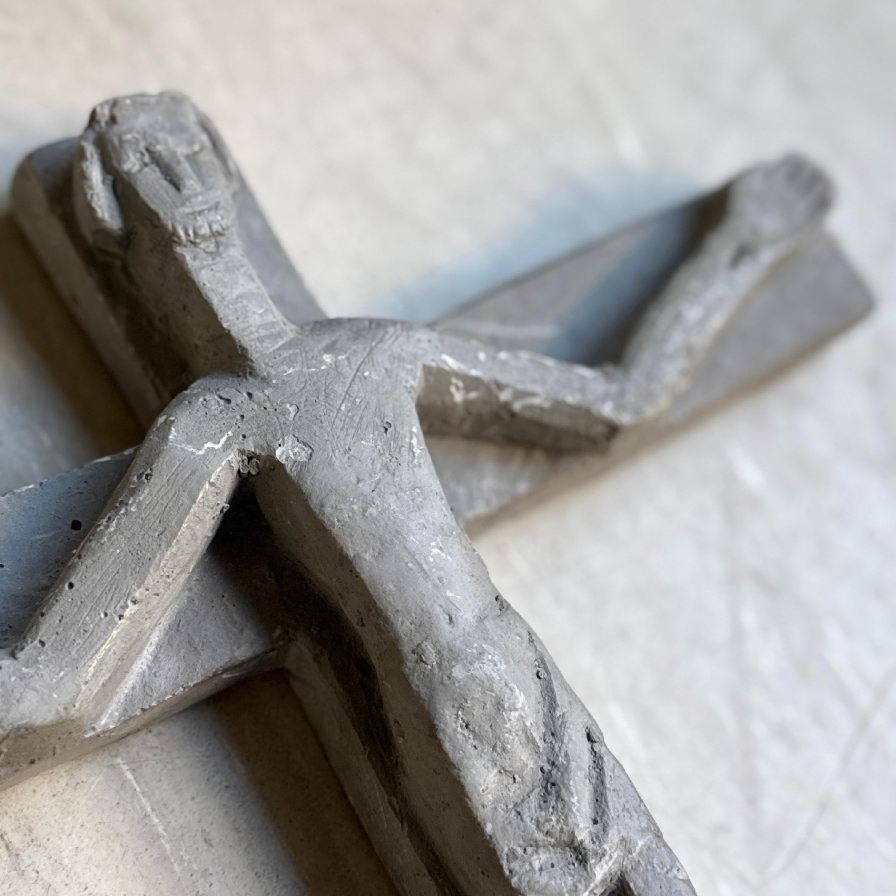 Schweizer Brutalistisches Kruzifix aus der Jahrhundertmitte, in Stein gegossen, 1965 im Angebot 4