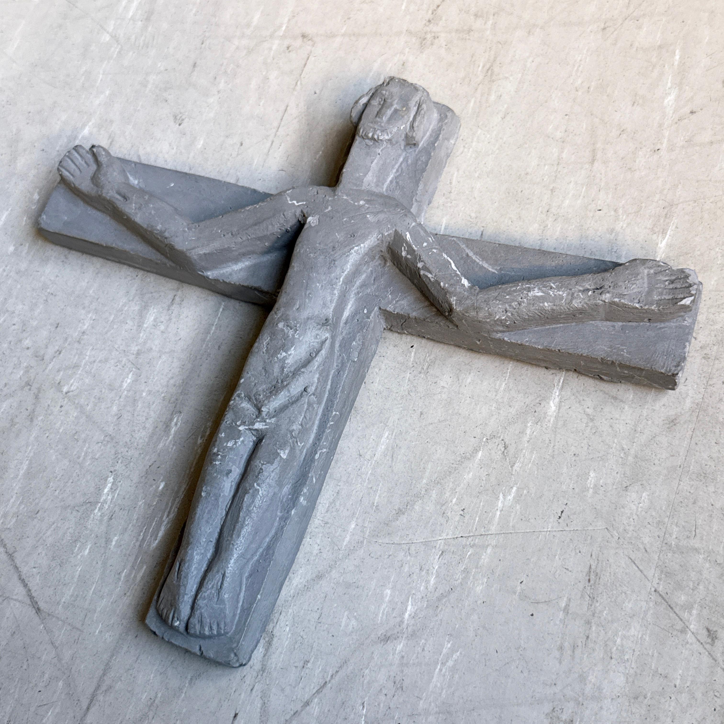 Schweizer Brutalistisches Kruzifix aus der Jahrhundertmitte, in Stein gegossen, 1965 im Angebot 5