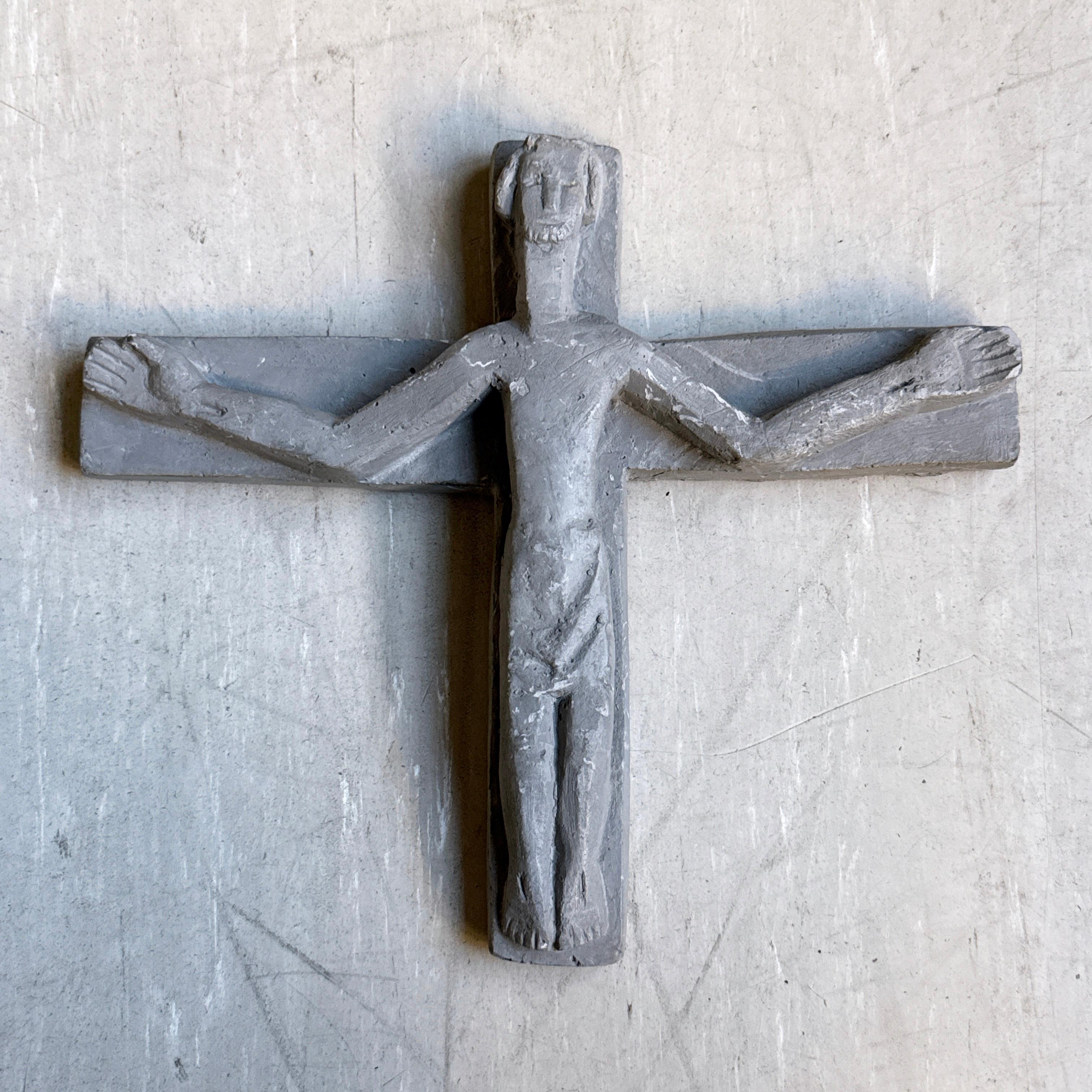 Schweizer Brutalistisches Kruzifix aus der Jahrhundertmitte, in Stein gegossen, 1965 im Angebot 6
