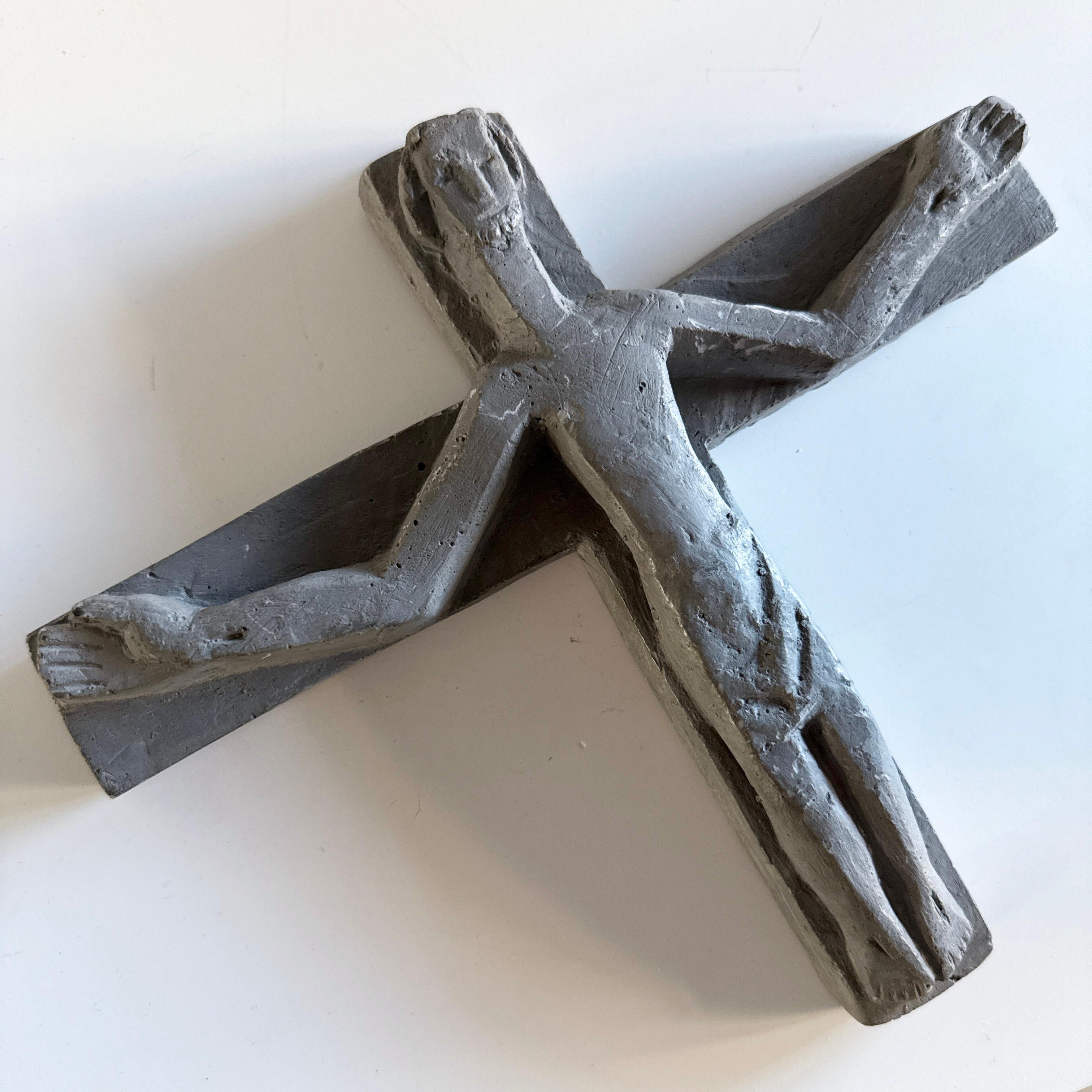 Schweizer Mid Century Brutalist Kruzifix aus Gips gegossen. Überreicht als Geschenk zur Konfirmation an Verena Häller in Luzer, Schweiz, 1965.
Label auf der Rückseite: Verena Häller hat das hl. Opfermahl empfangen am 25. April 1965 in der