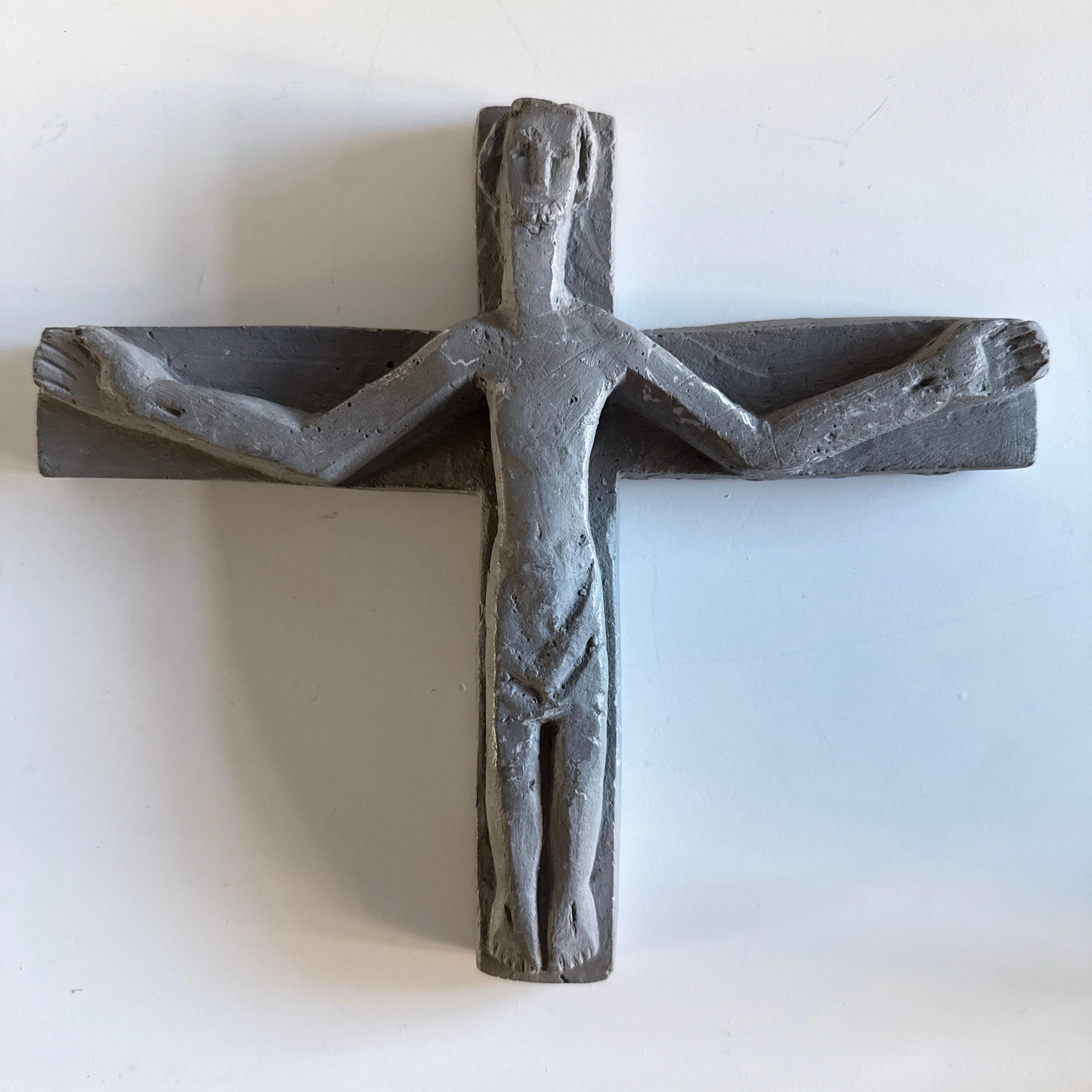 Schweizer Brutalistisches Kruzifix aus der Jahrhundertmitte, in Stein gegossen, 1965 (Brutalismus) im Angebot