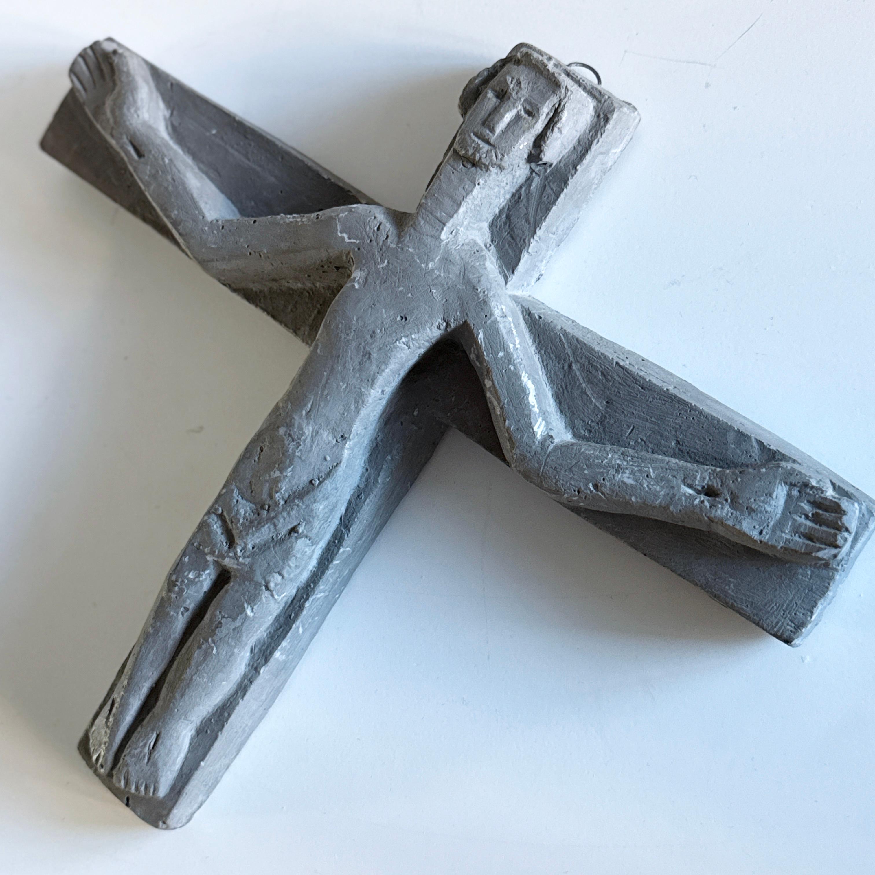 Schweizer Brutalistisches Kruzifix aus der Jahrhundertmitte, in Stein gegossen, 1965 (Schweizerisch) im Angebot