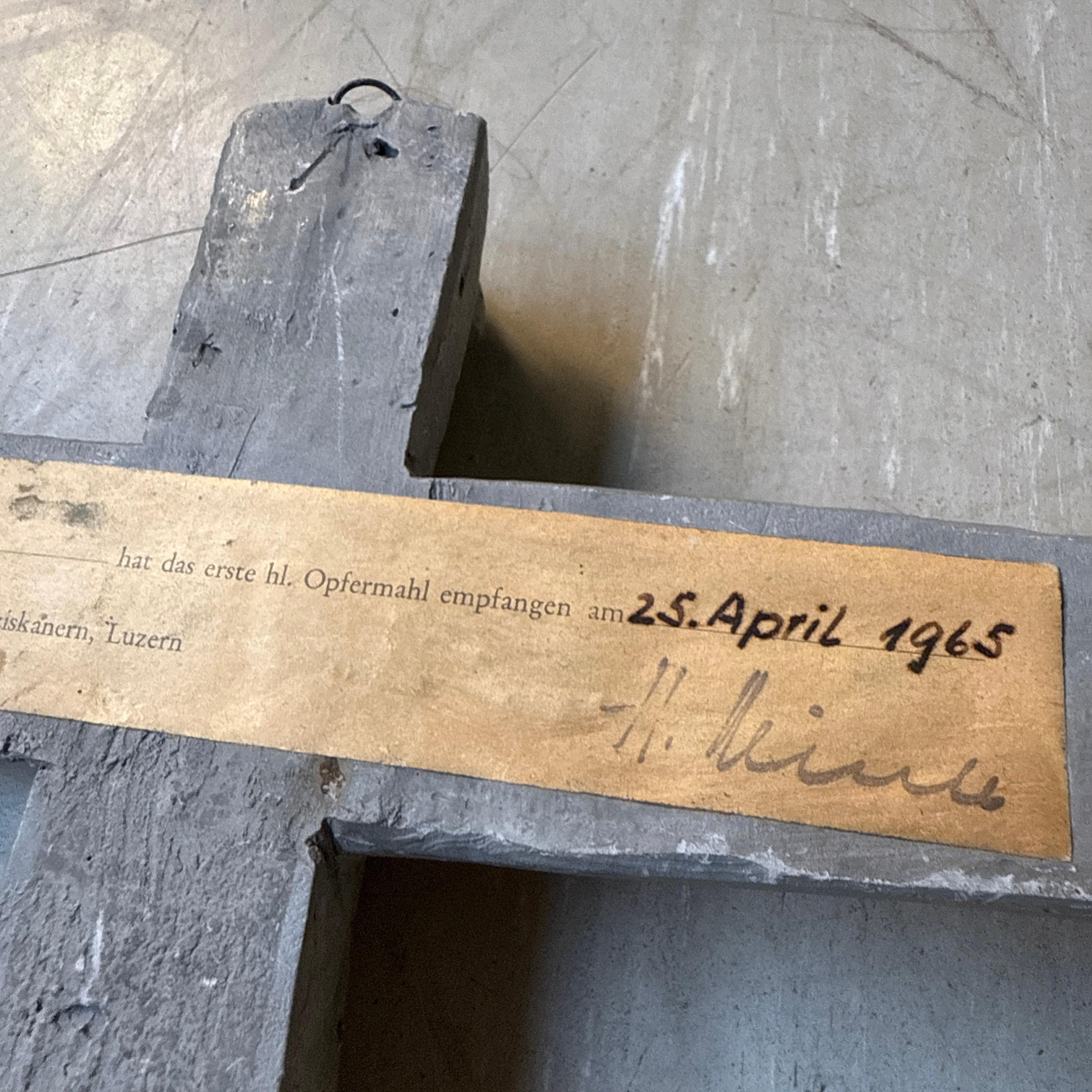 Schweizer Brutalistisches Kruzifix aus der Jahrhundertmitte, in Stein gegossen, 1965 im Zustand „Gut“ im Angebot in Bern, CH