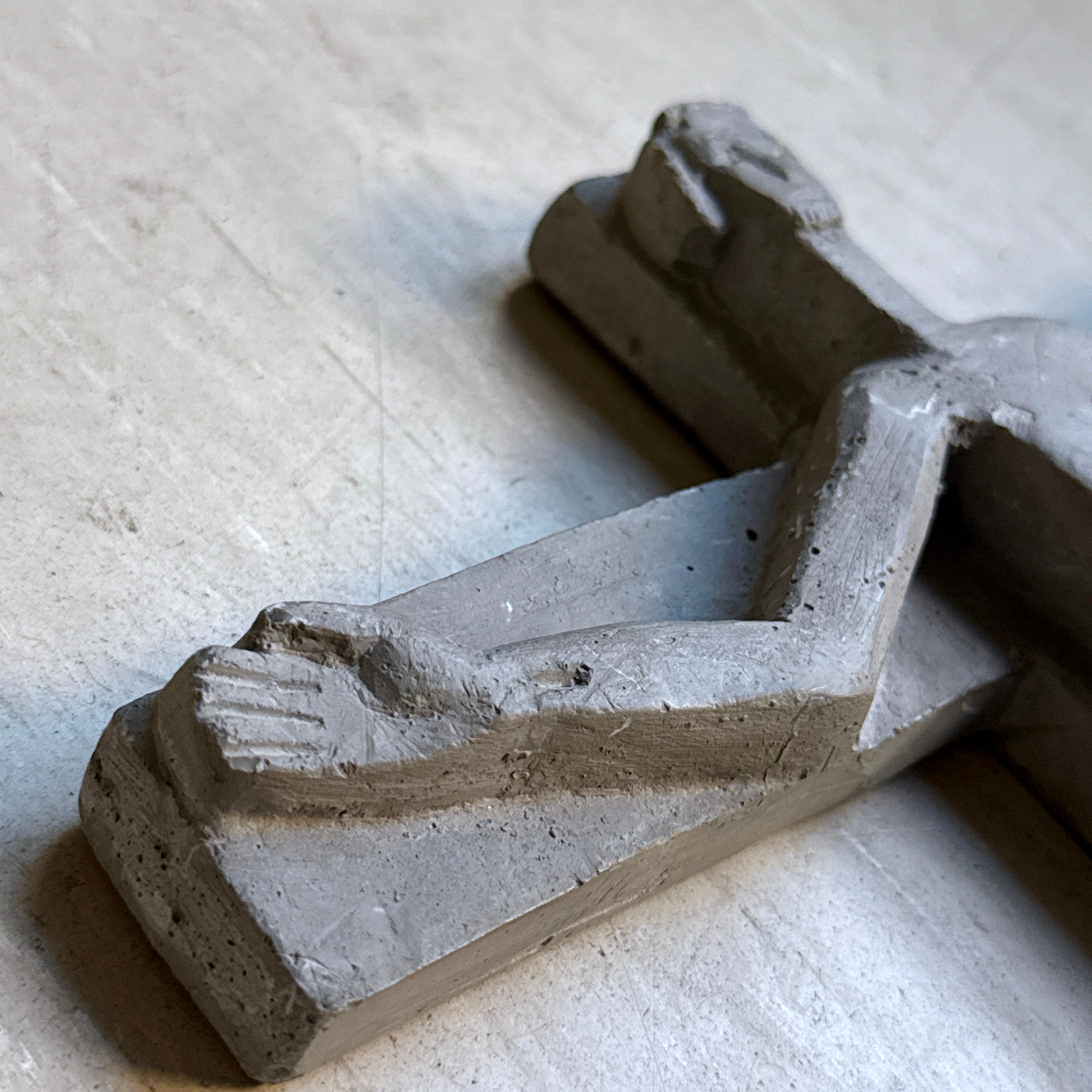 Schweizer Brutalistisches Kruzifix aus der Jahrhundertmitte, in Stein gegossen, 1965 (20. Jahrhundert) im Angebot