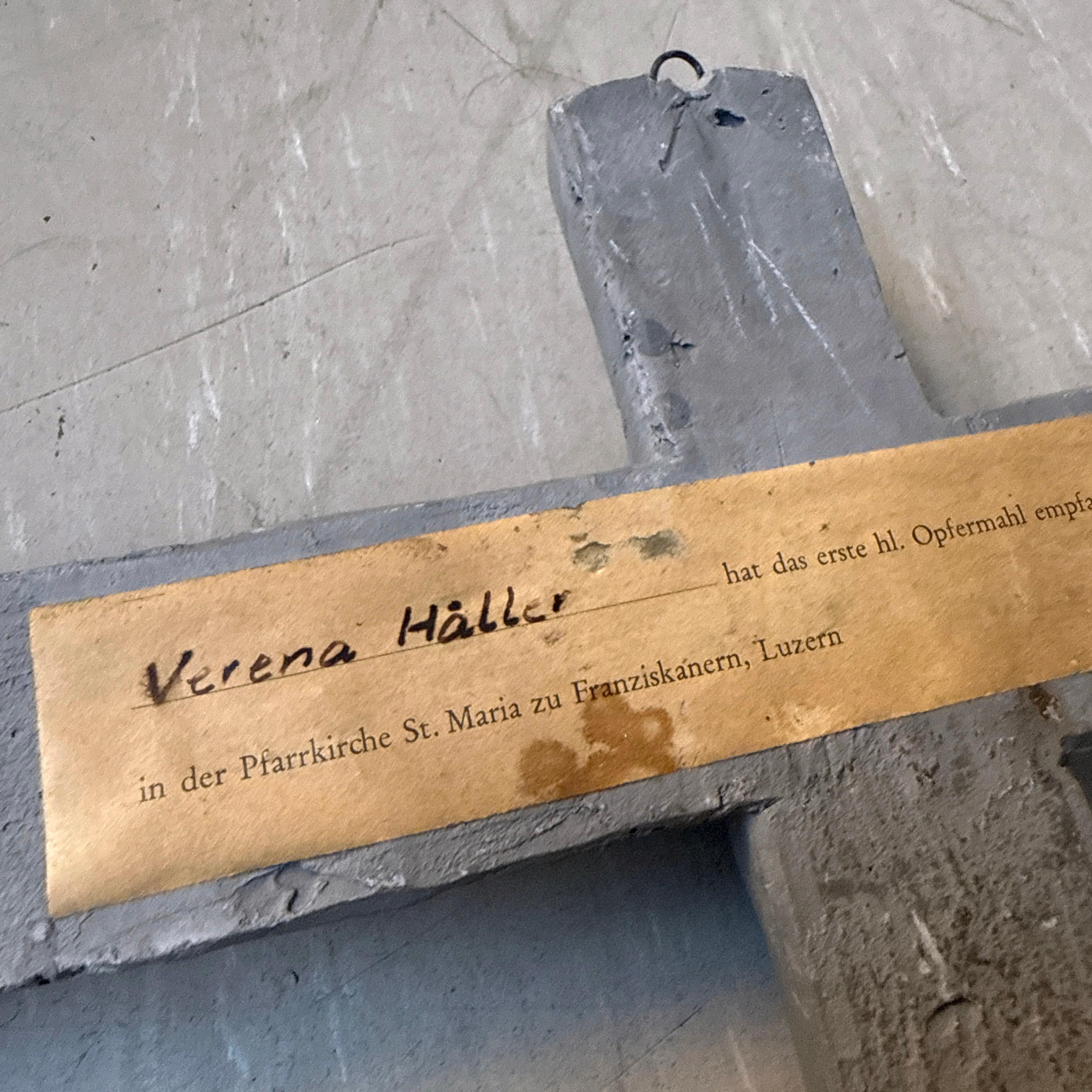 Schweizer Brutalistisches Kruzifix aus der Jahrhundertmitte, in Stein gegossen, 1965 (Gips) im Angebot