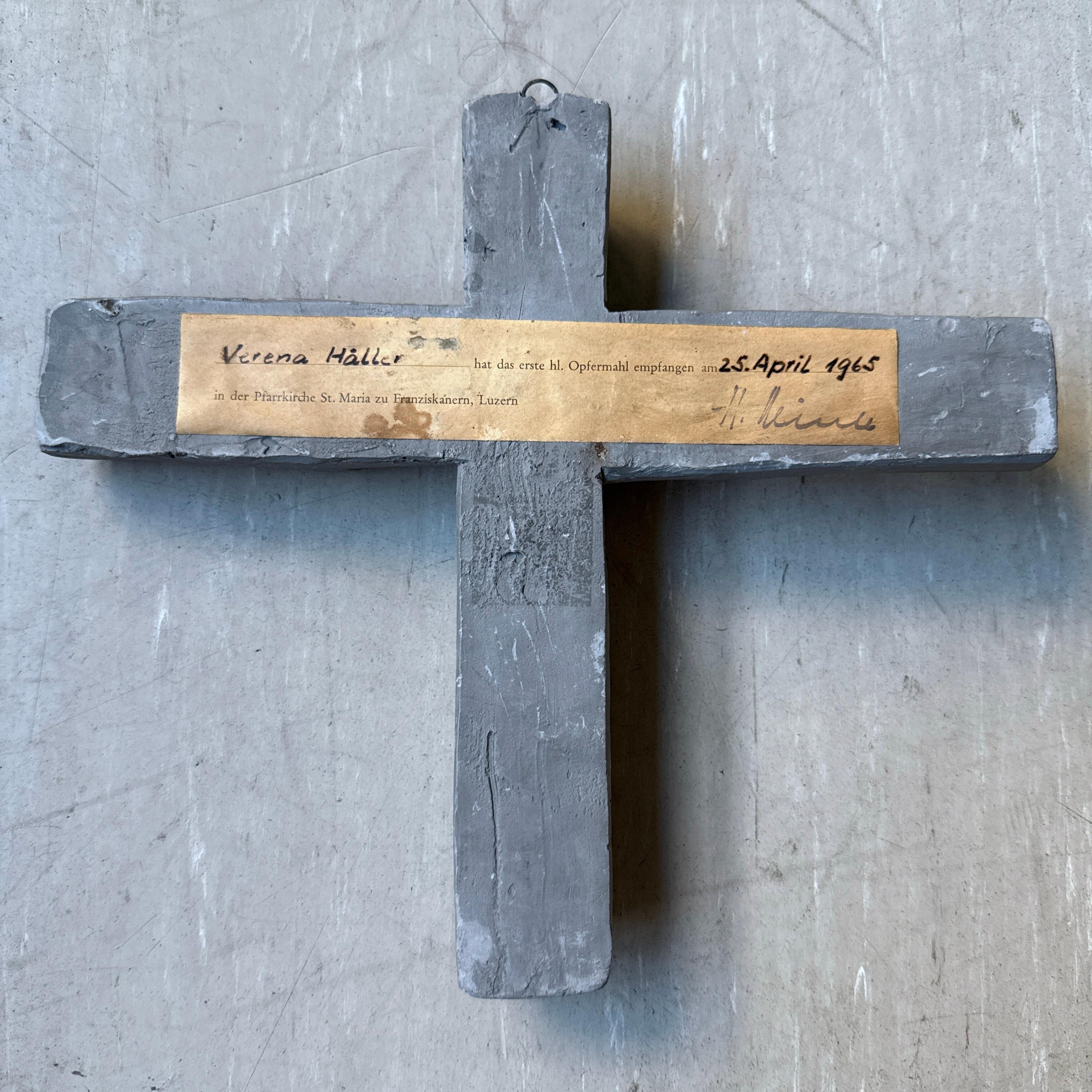 Schweizer Brutalistisches Kruzifix aus der Jahrhundertmitte, in Stein gegossen, 1965 im Angebot 1