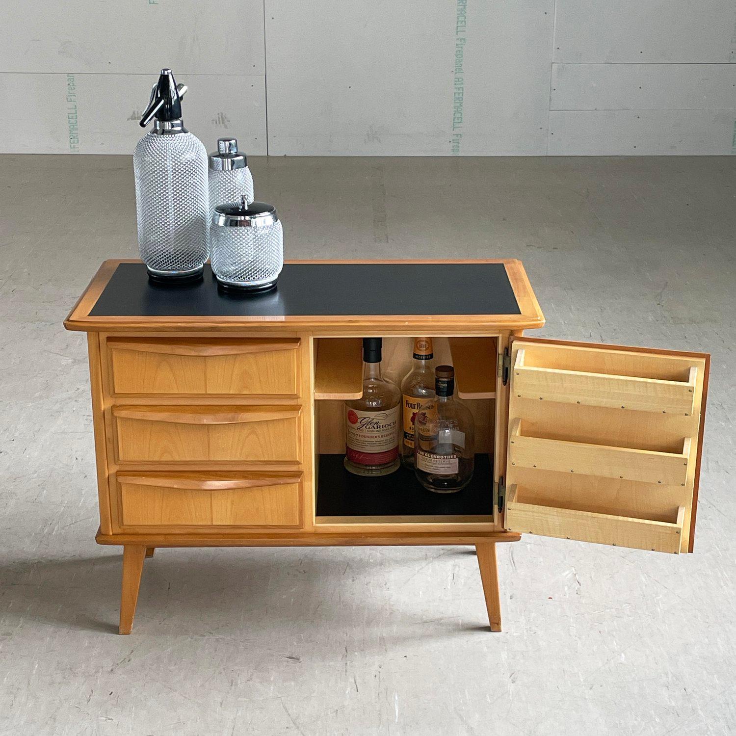 Schweizer Mid Century Getränkeschrank im Zustand „Gut“ im Angebot in Bern, CH
