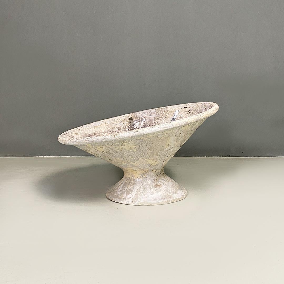 Swiss Mid-Century Modern conical concrete Diable planter or vase by Willy Gulh, 1950s
Diable model planter or vase, entirely in concrete, with conical base structure and containing base always in the shape of a cone, specular at the base but wider.